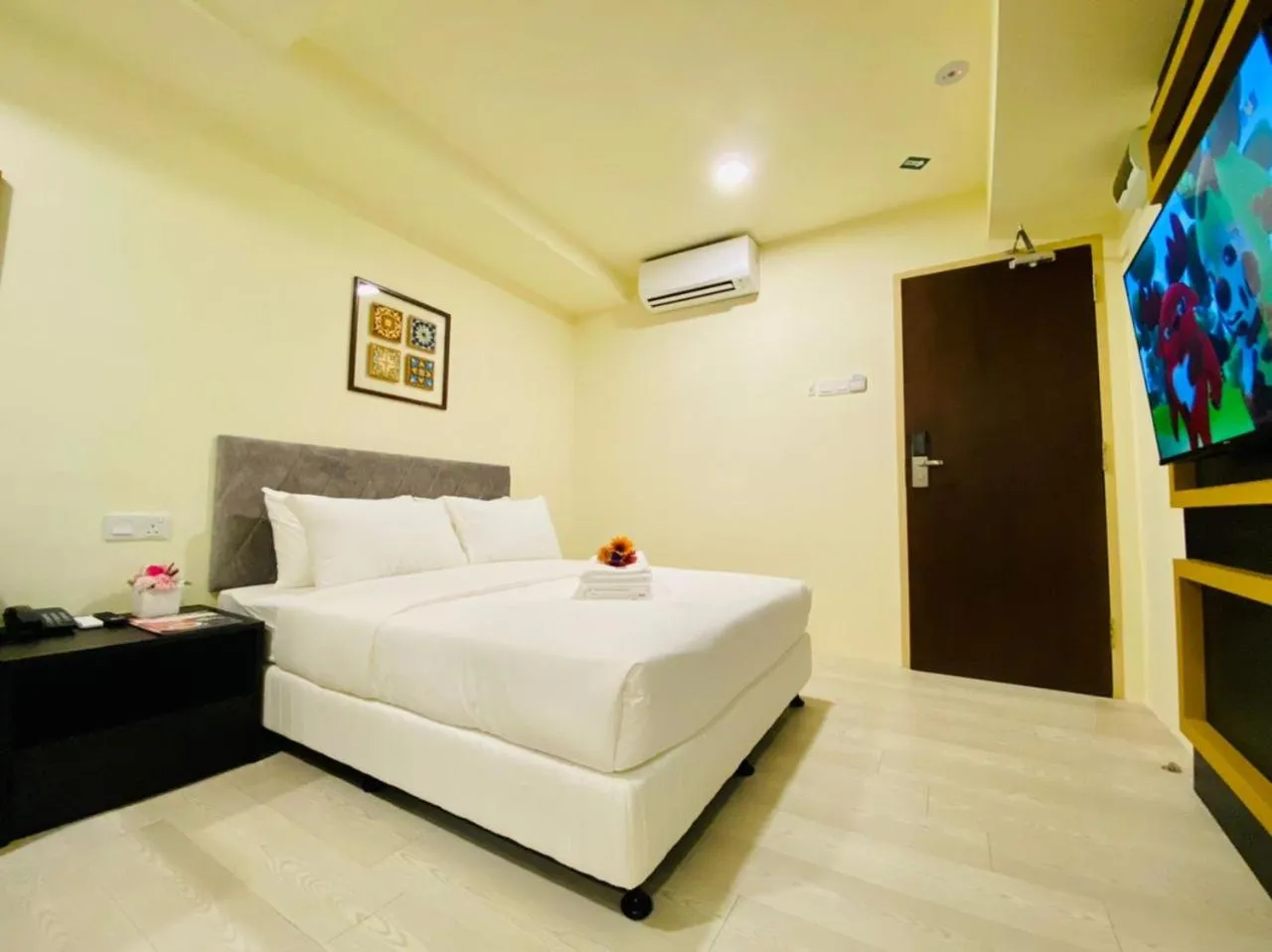 Bedroom, Bed in Bishop Hotel