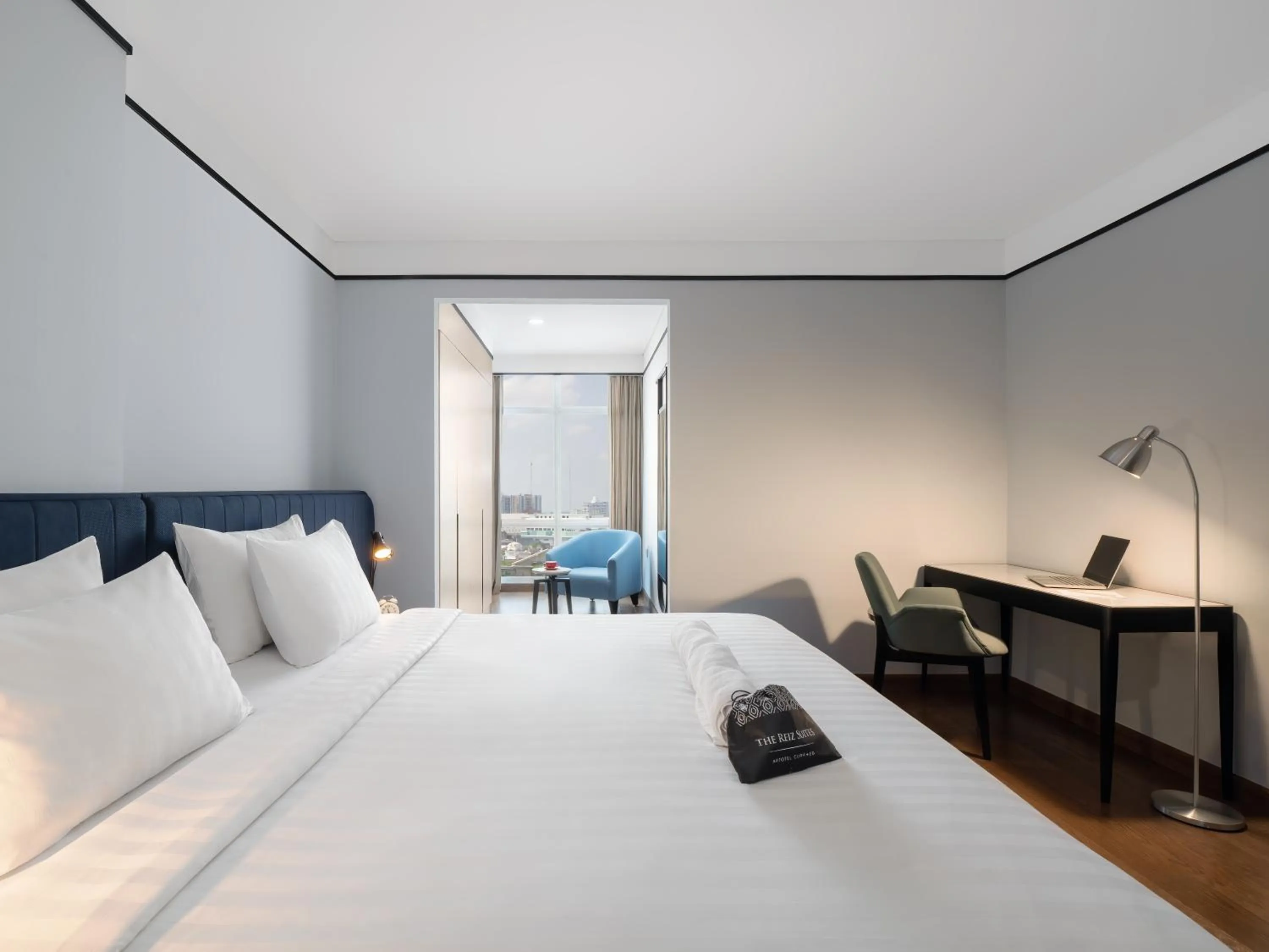 Bedroom, Bed in The Reiz Suites, ARTOTEL Curated