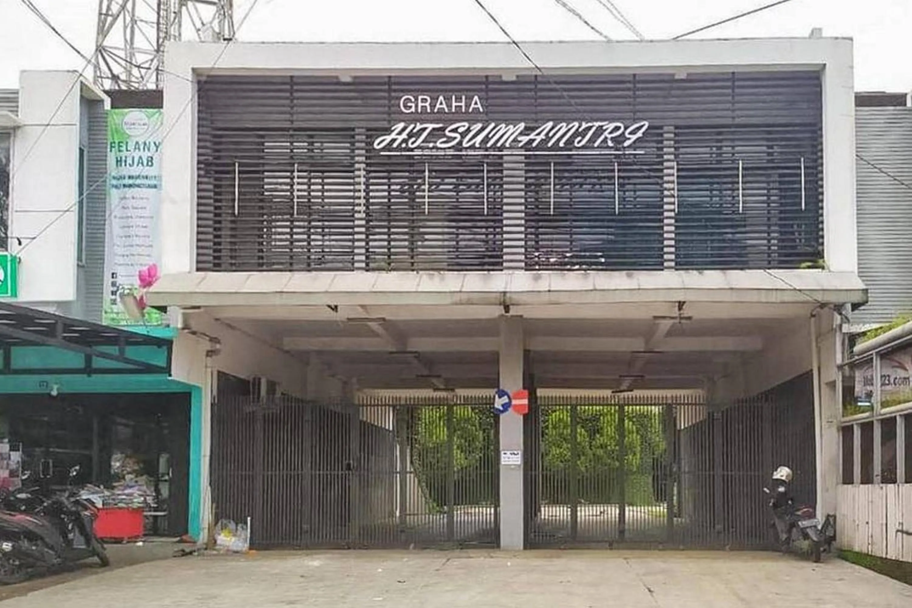 Facade/entrance in Graha HT Sumantri Mitra RedDoorz