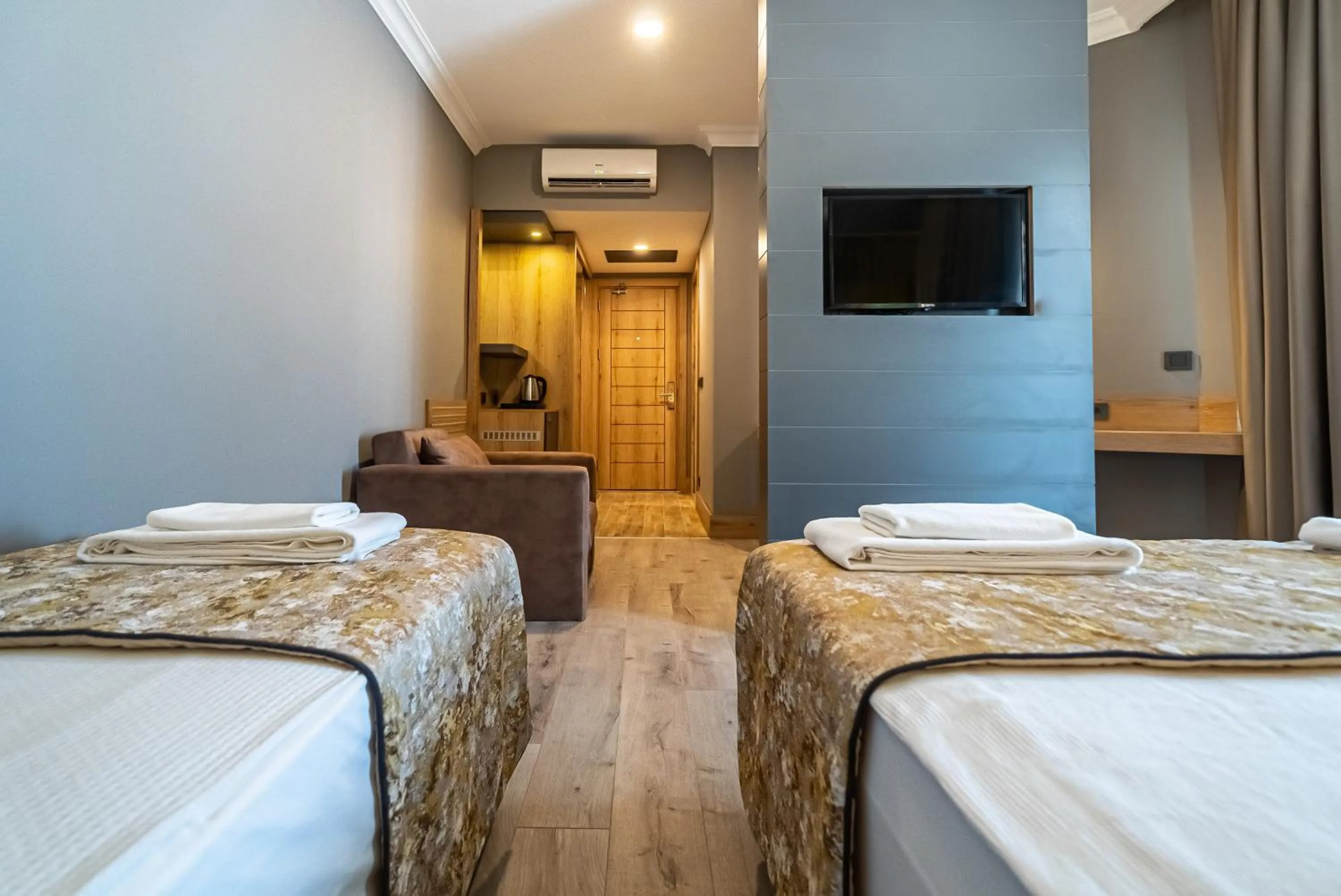 Communal lounge/ TV room, Bed in Side Amour Hotel