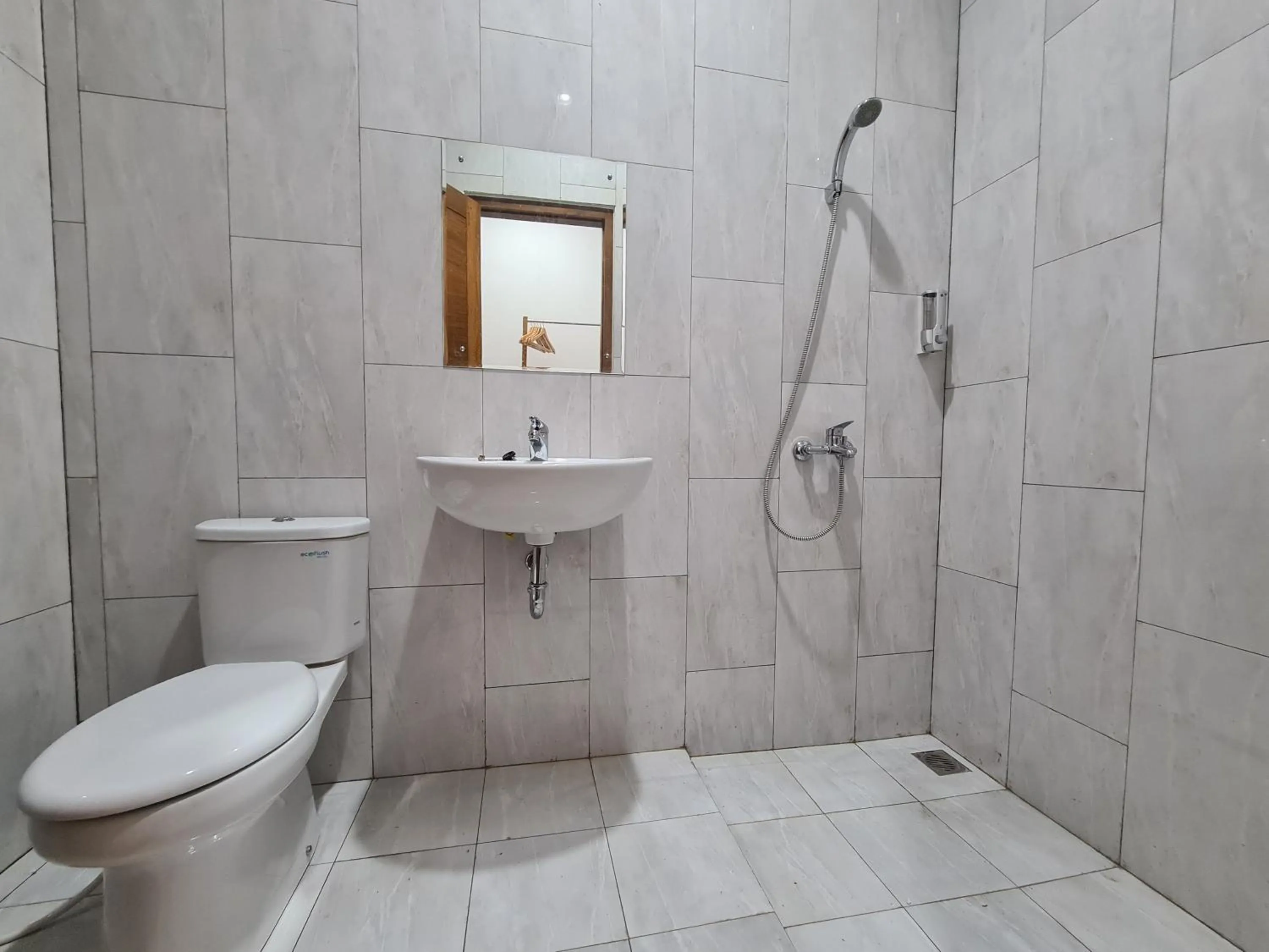 Bathroom in Graha Martadinata Syariah Mitra RedDoorz