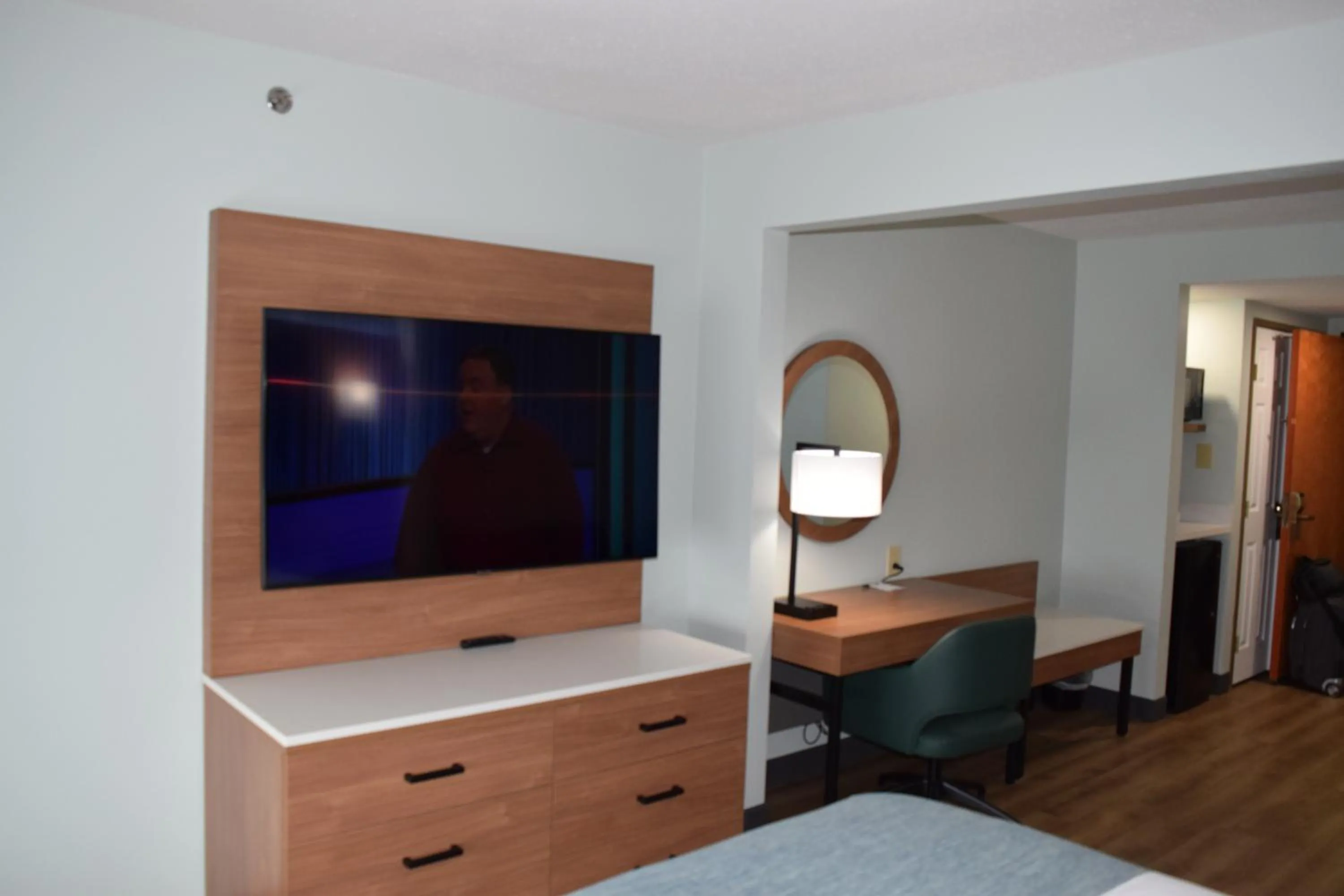 TV and multimedia, Bed in Wingate by Wyndham Parkersburg-Vienna
