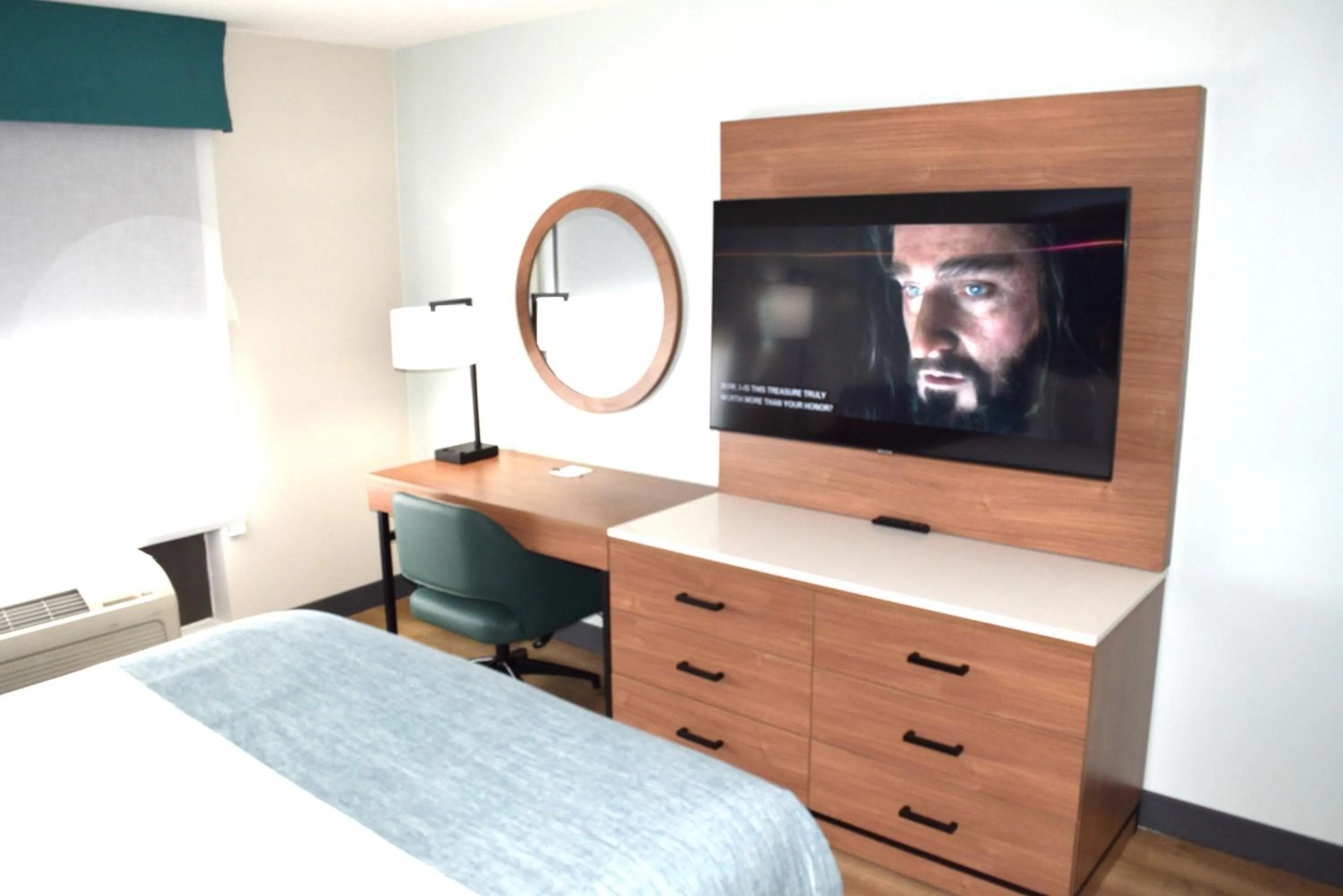 TV and multimedia, Bed in Wingate by Wyndham Parkersburg-Vienna