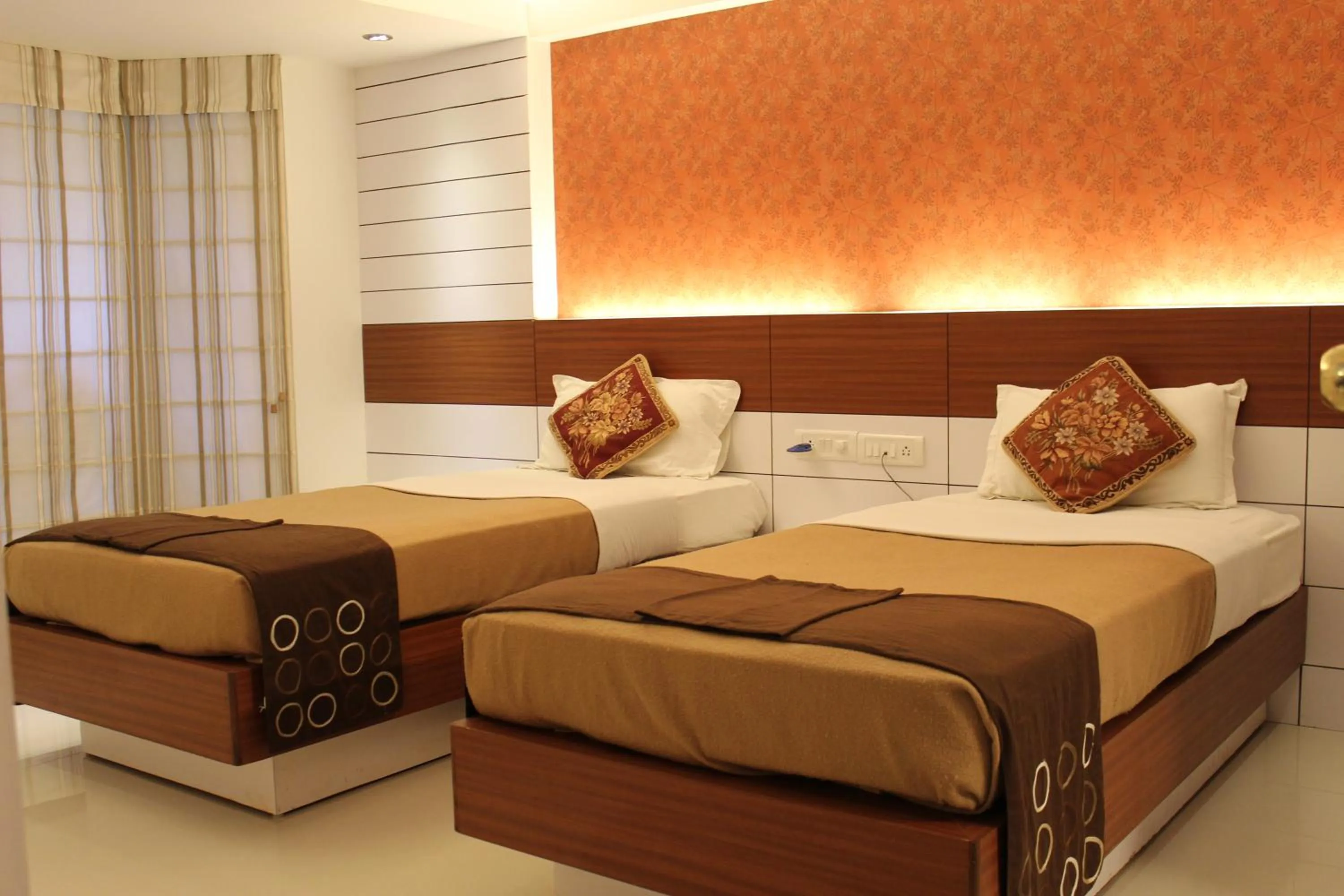 Photo of the whole room, Bed in Terrace Gardens