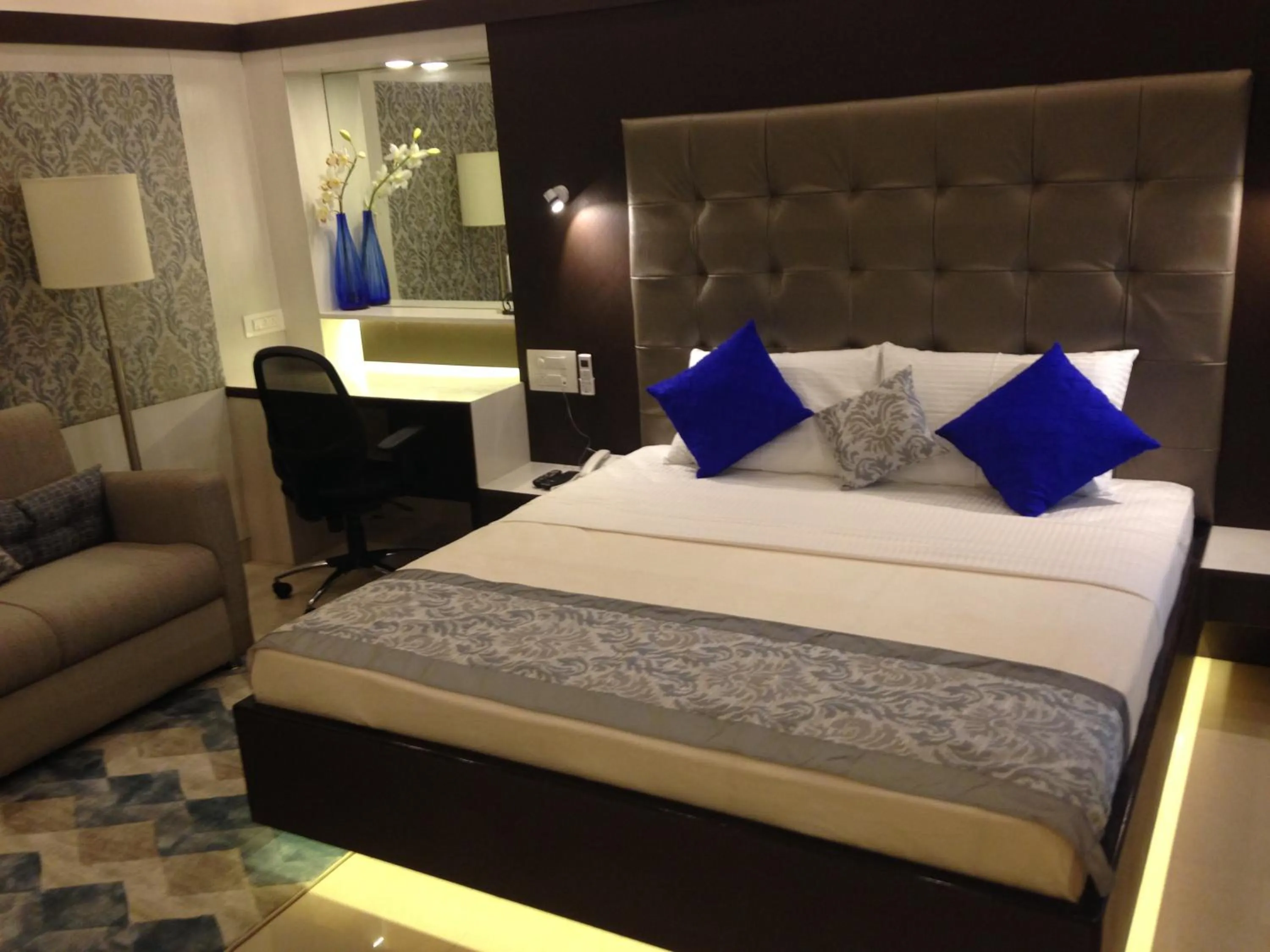 Photo of the whole room, Bed in Terrace Gardens