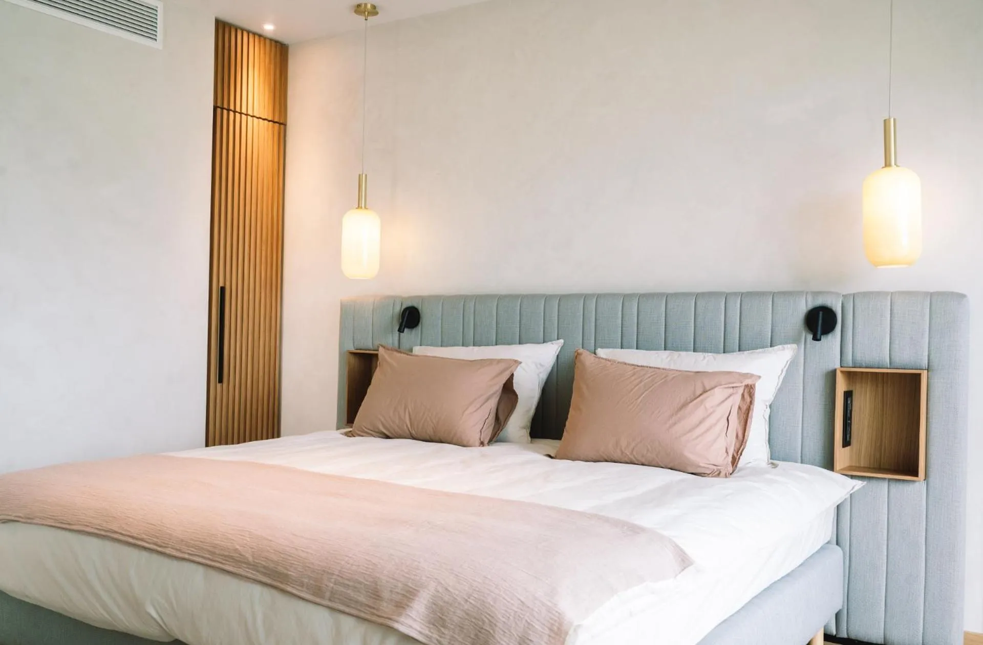 fireplace, Bed in A-ROSA Gardasee