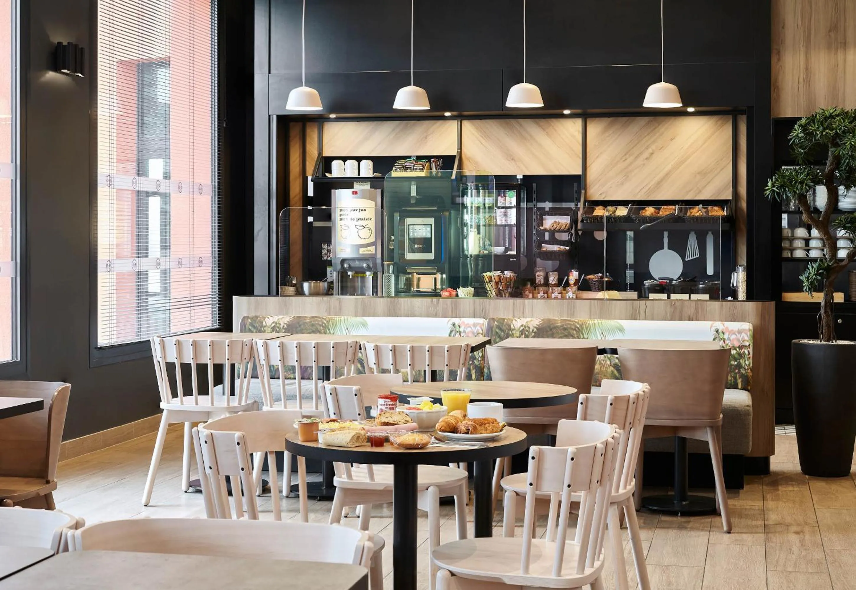 Restaurant/places to eat in B&B HOTEL Bois d'Arcy Saint Quentin en Yvelines