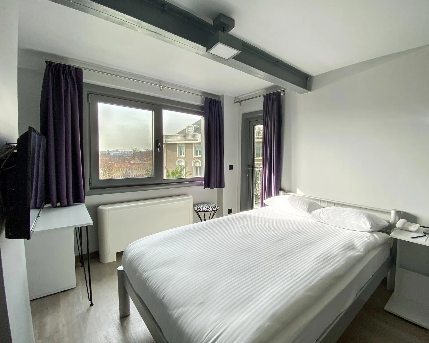 Bed in Eresin Hotels Express