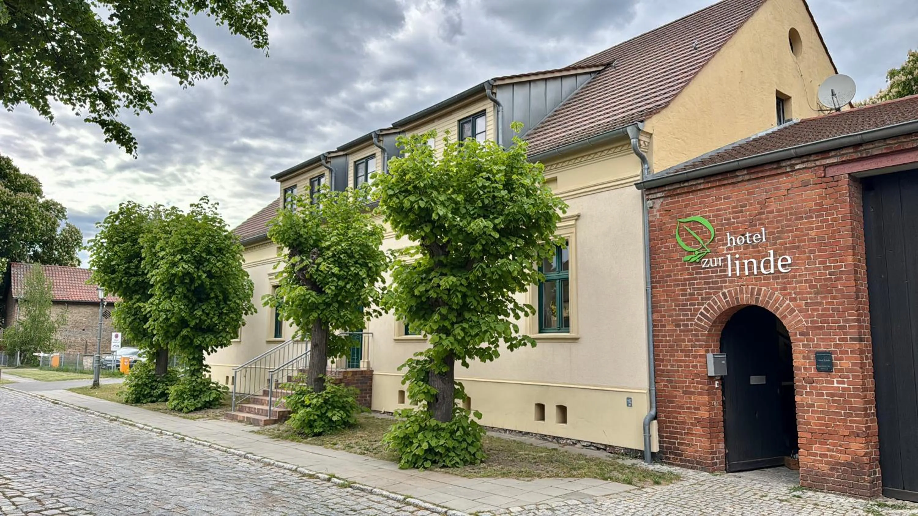 Property building in Hotel Zur Linde Dein Self Check In