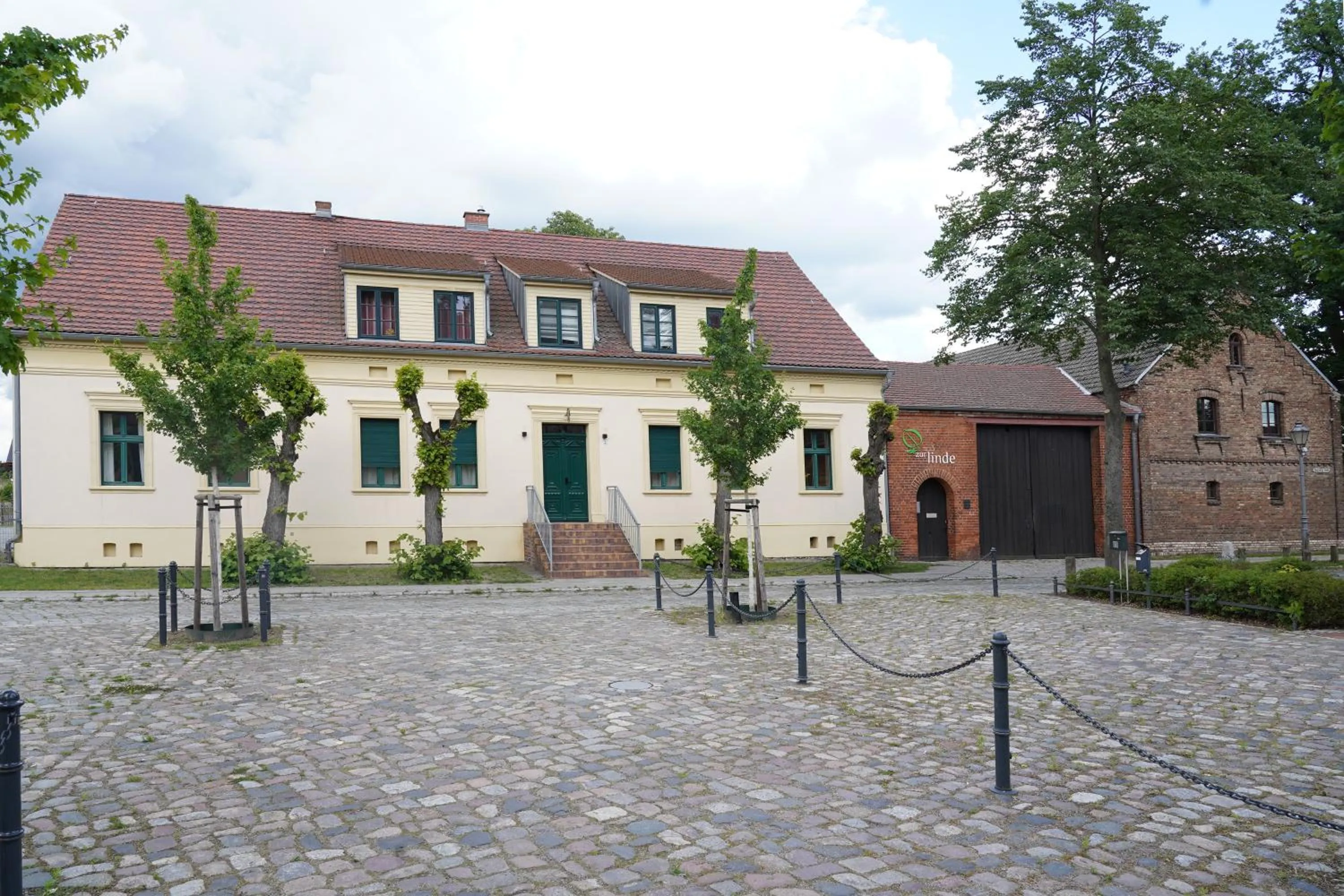 Property building in Hotel Zur Linde Dein Self Check In