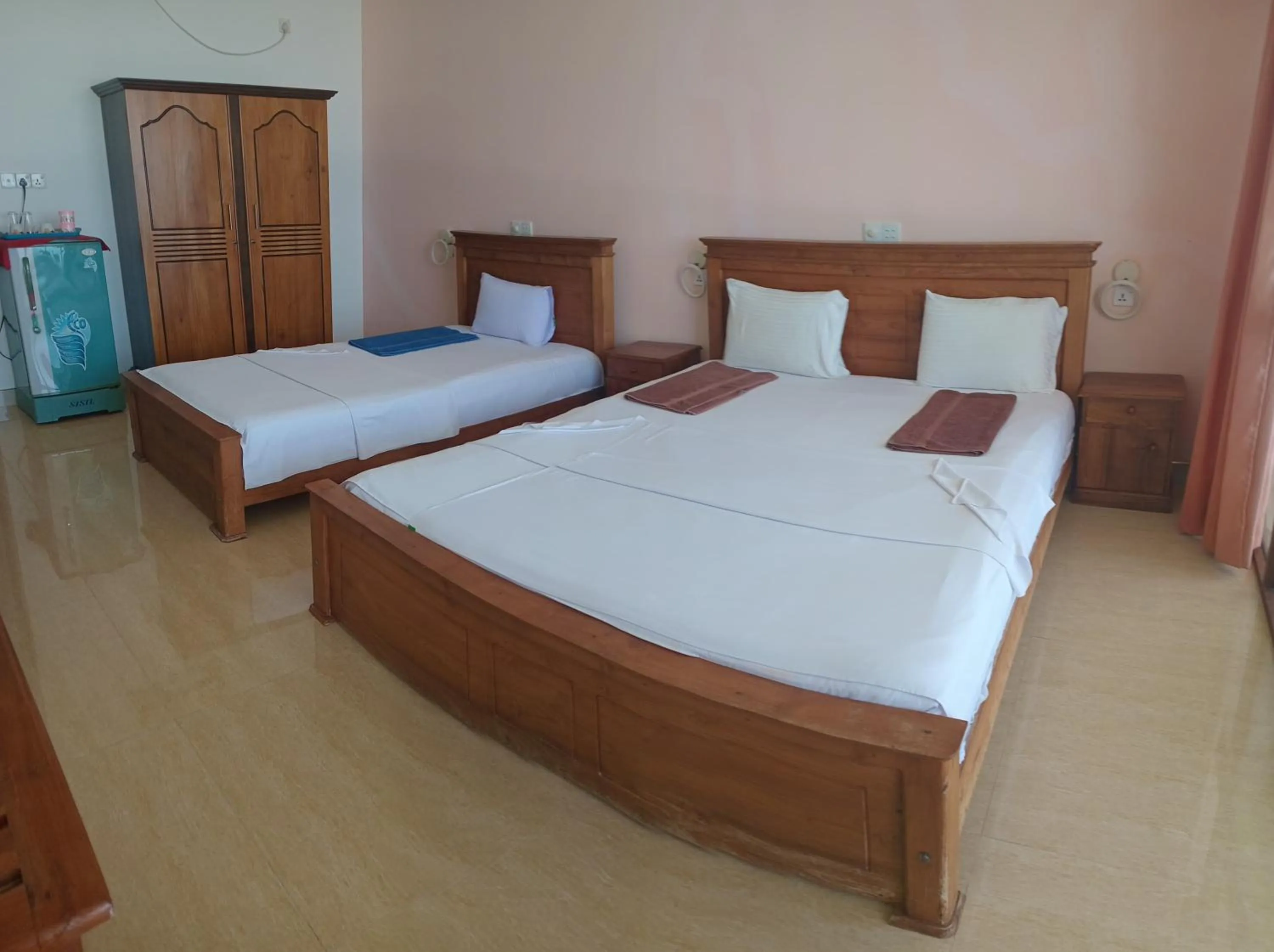Bed in Paradise Beach Resort & Diving school