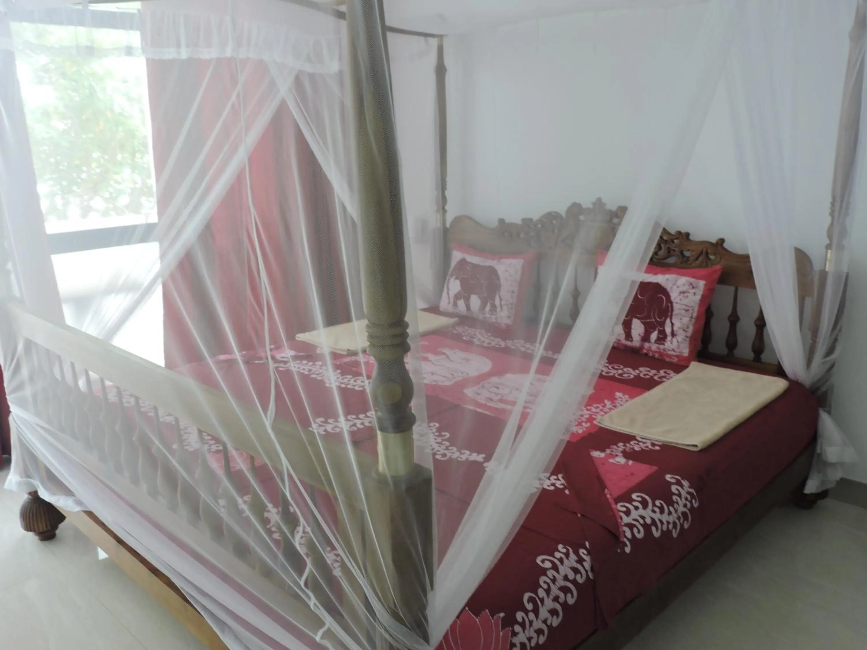 Bed in Paradise Beach Resort & Diving school