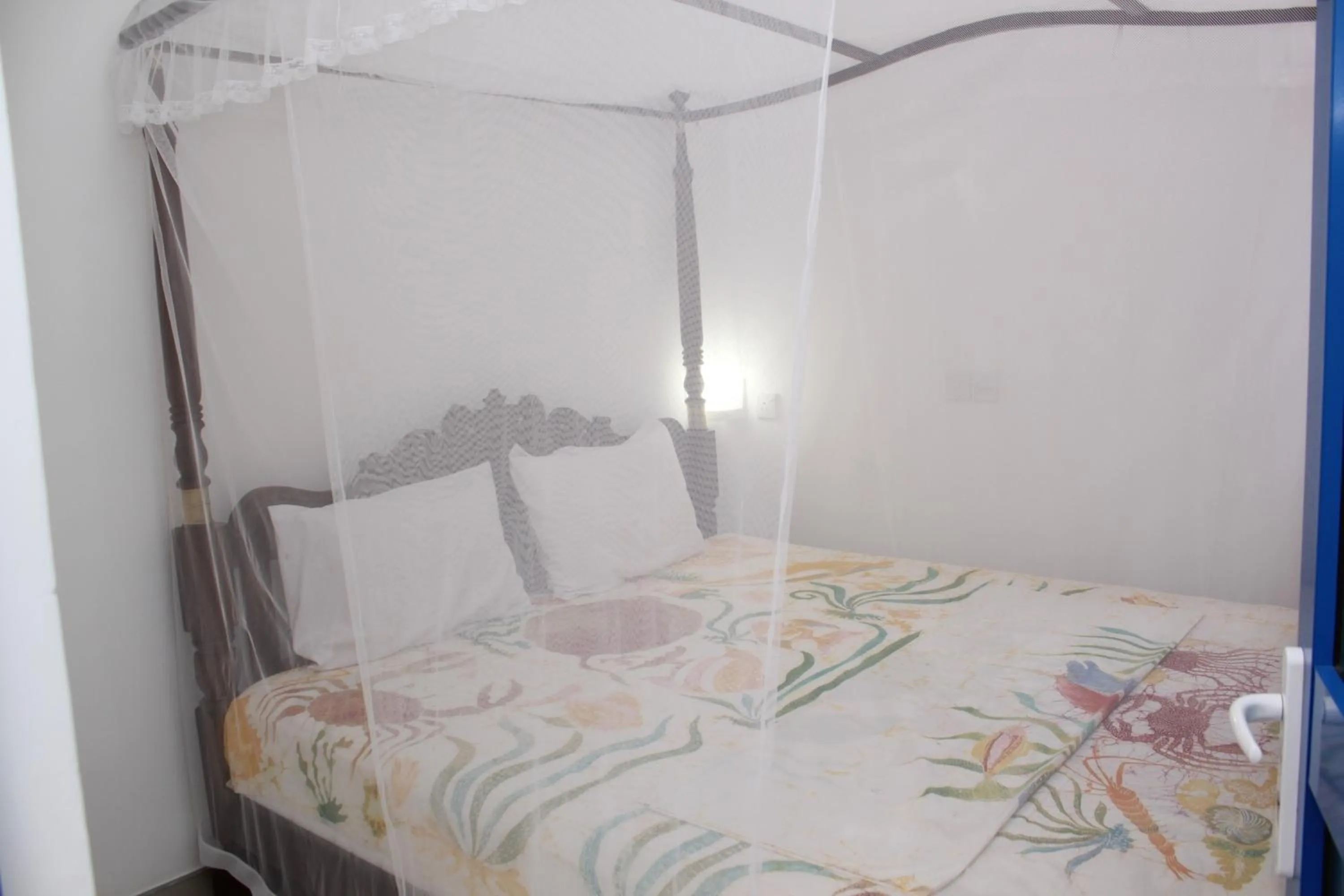 Bed in Paradise Beach Resort & Diving school