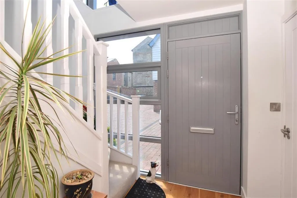 Property building in Modern City Centre House with Free Parking