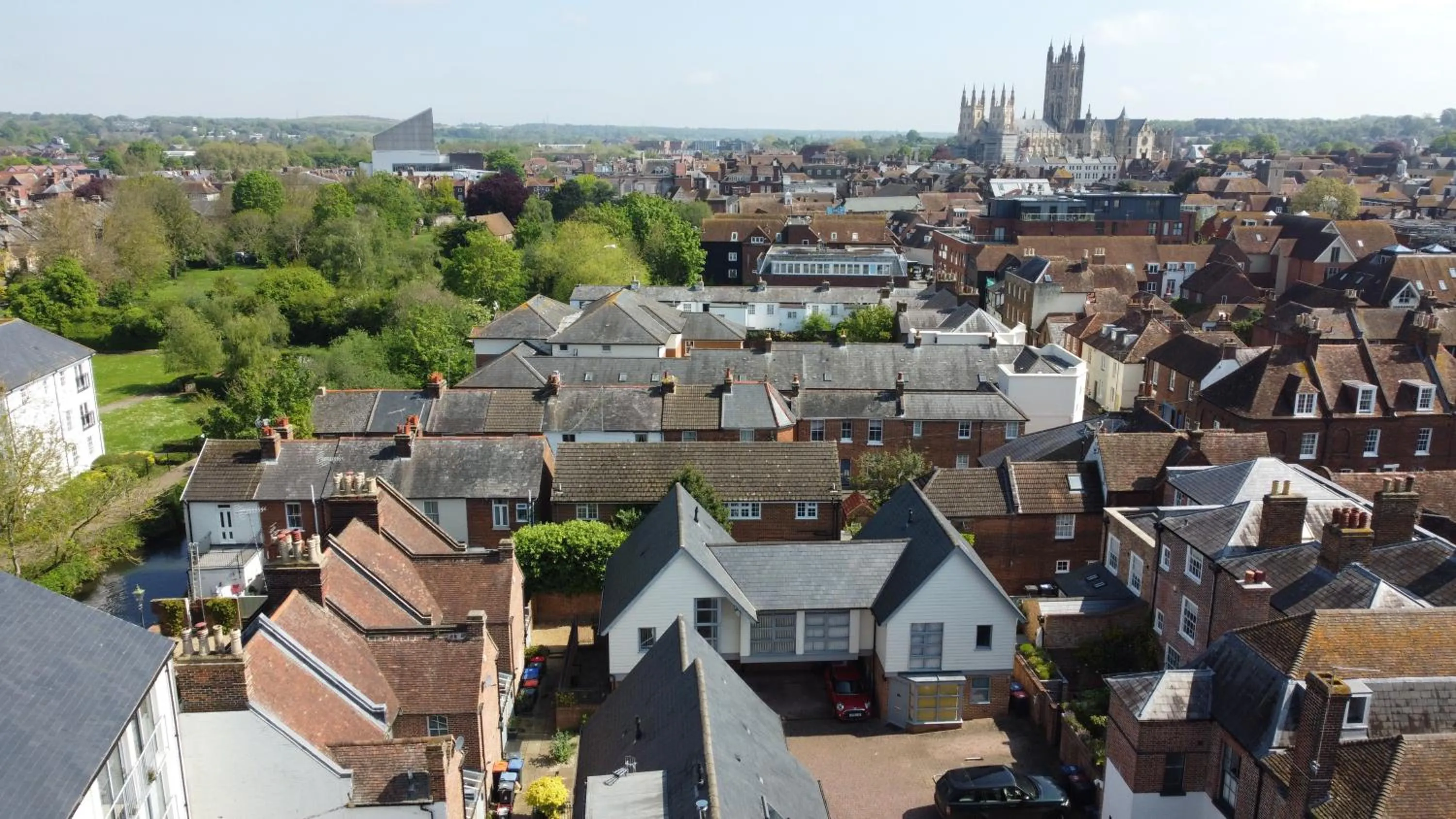 Property building in Modern City Centre House with Free Parking