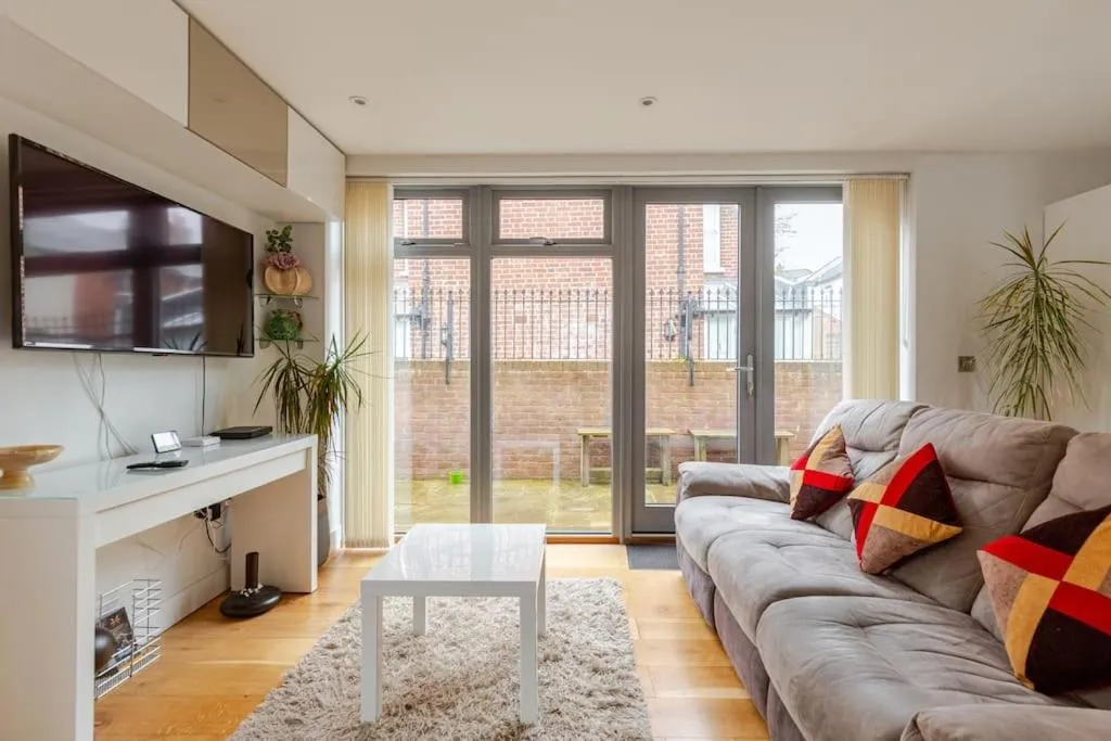 Living room in Modern City Centre House with Free Parking