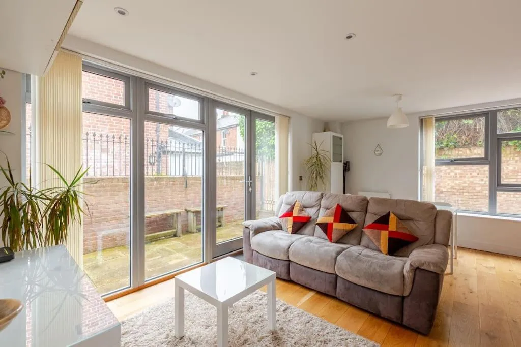 Living room in Modern City Centre House with Free Parking