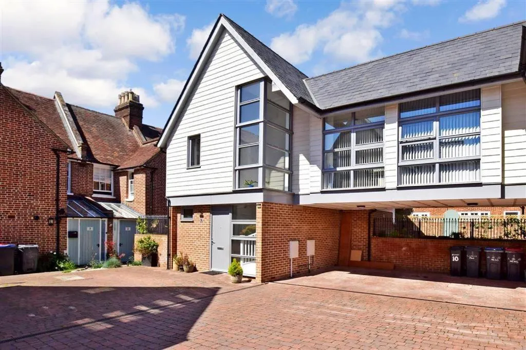 Property building in Modern City Centre House with Free Parking