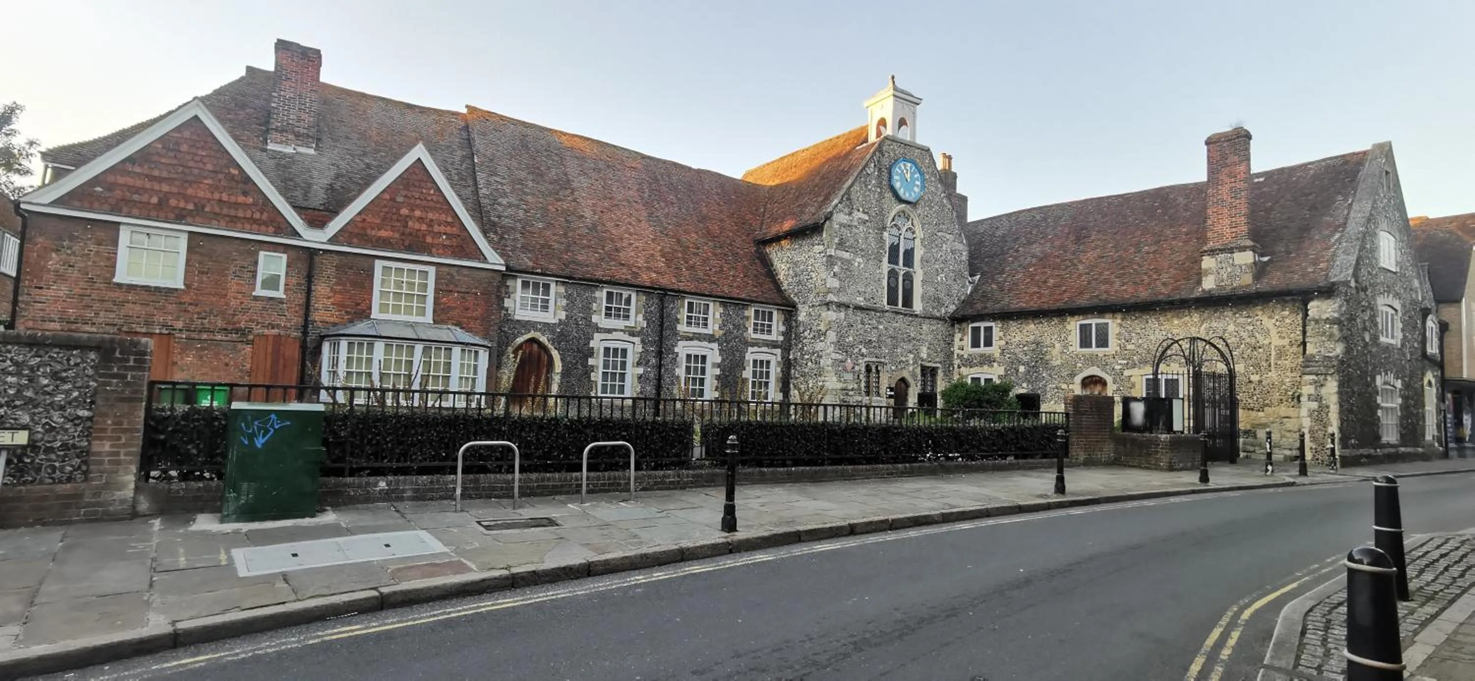 Property building in Modern City Centre House with Free Parking