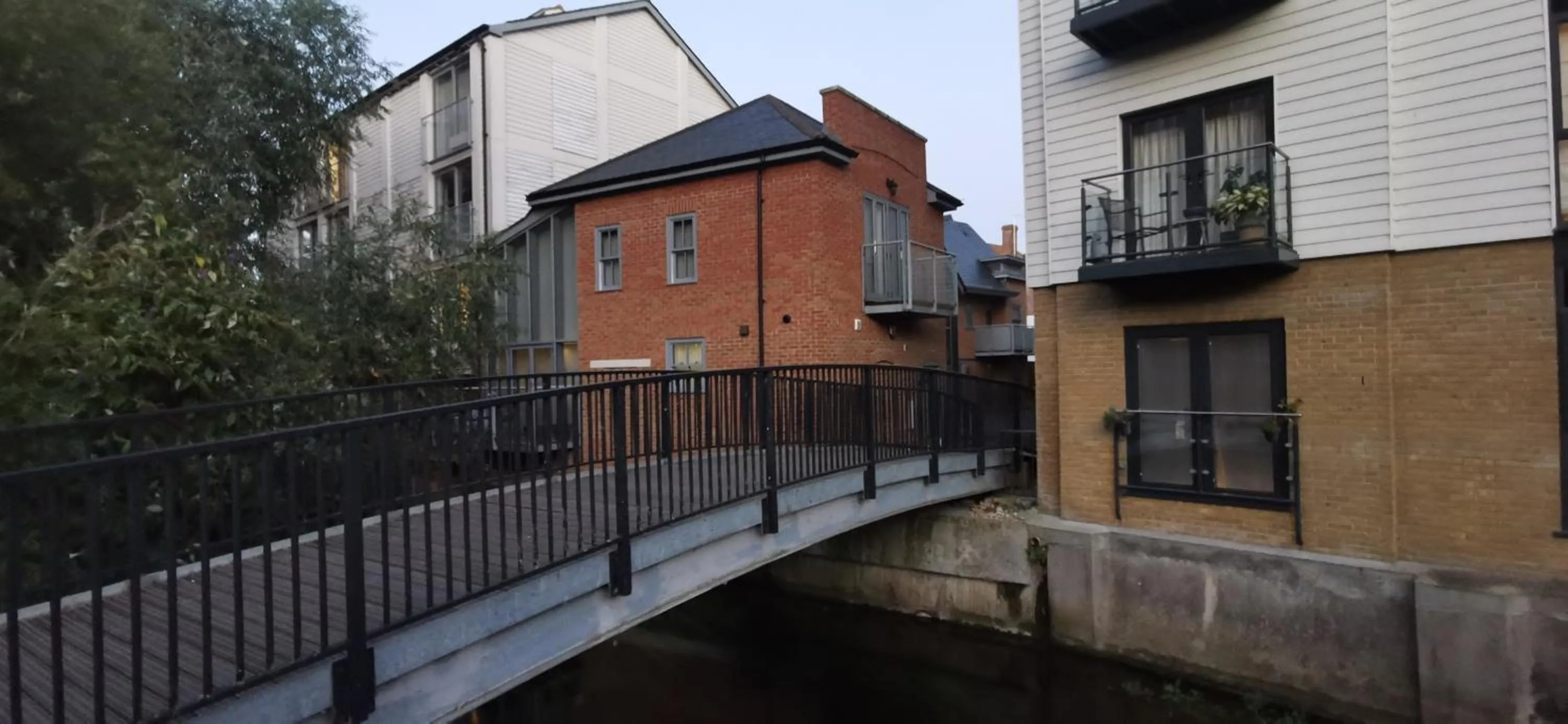 Property building in Modern City Centre House with Free Parking