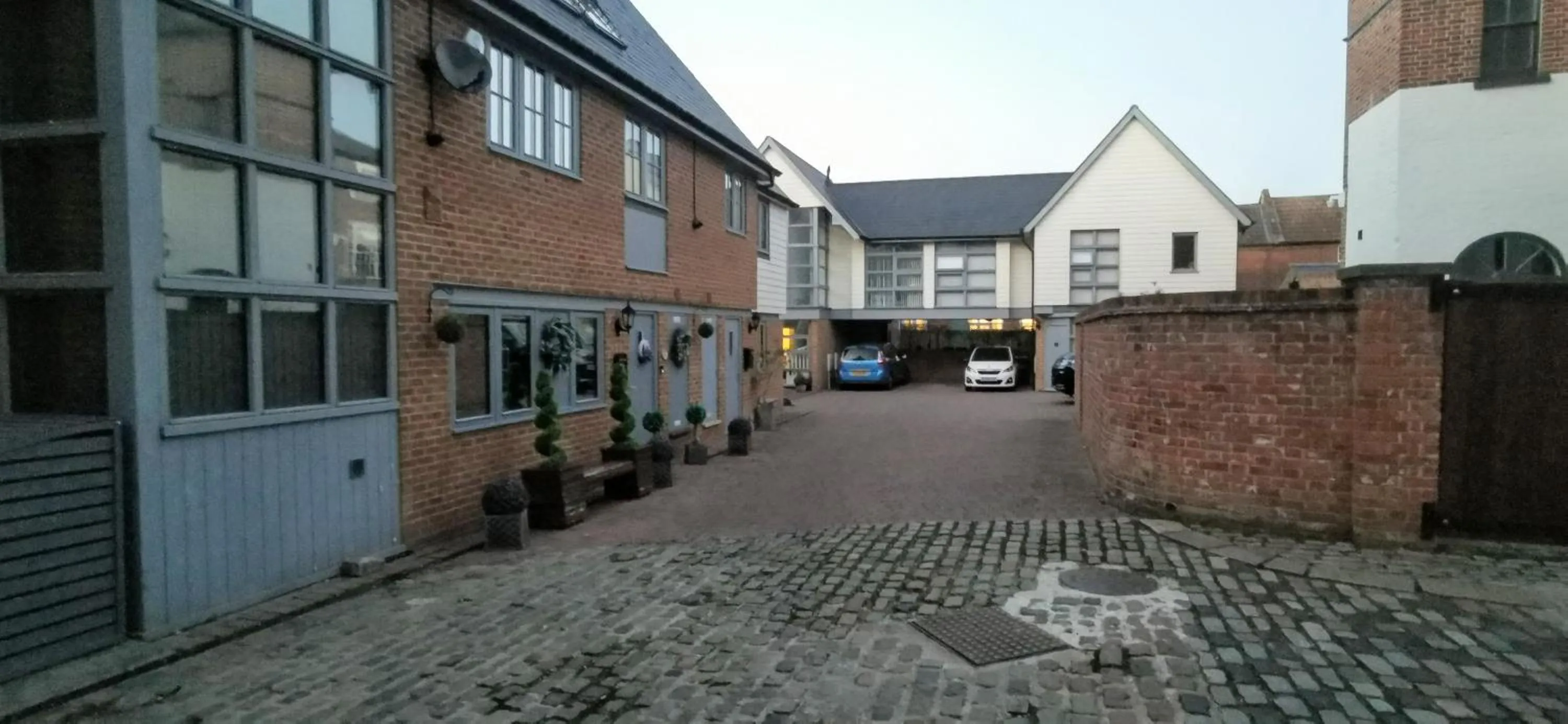 Property building in Modern City Centre House with Free Parking