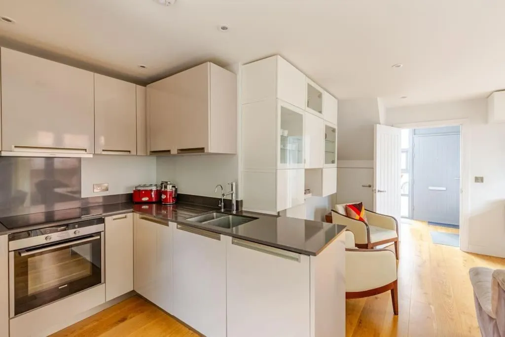 Kitchen or kitchenette in Modern City Centre House with Free Parking