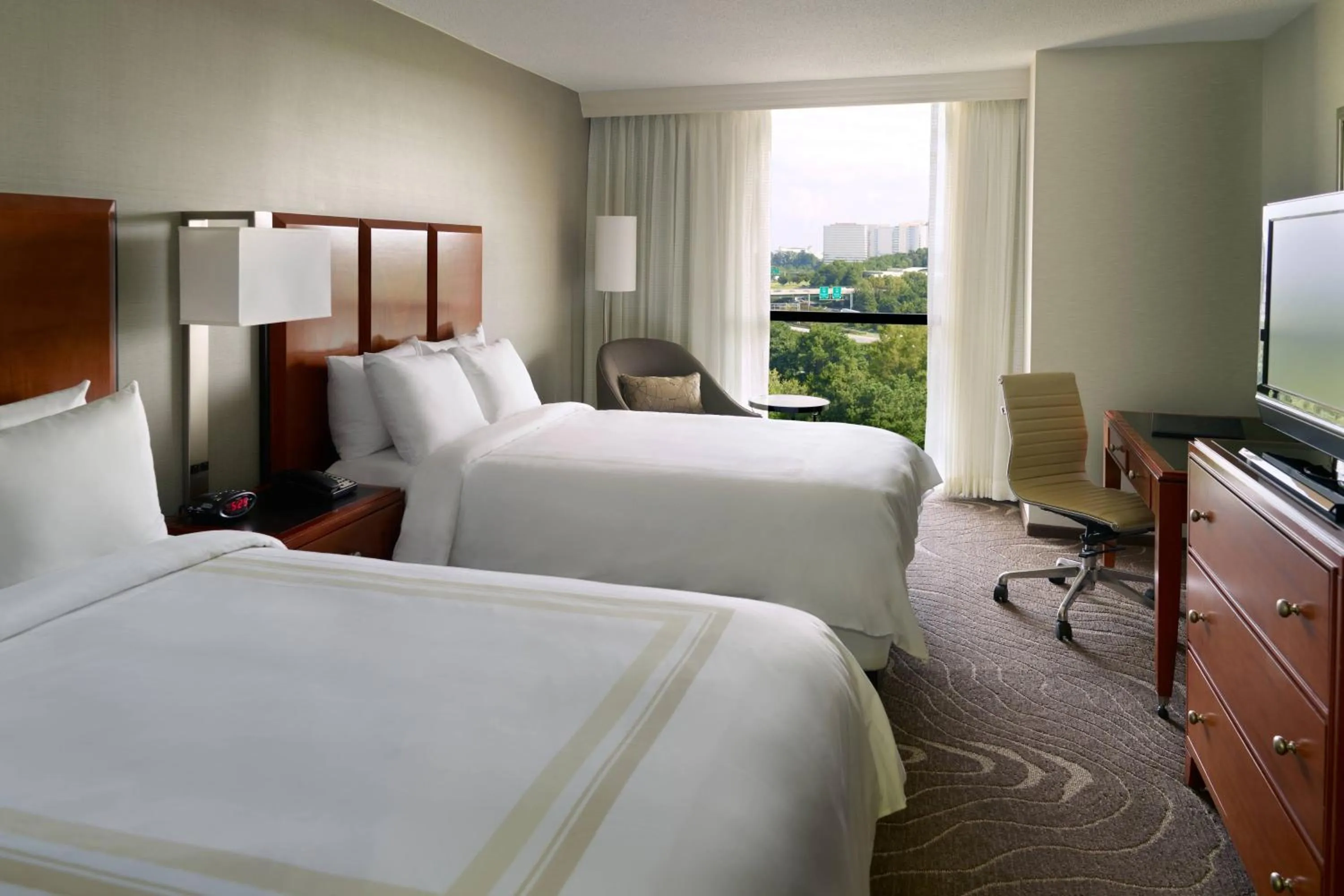 Photo of the whole room, Bed in Atlanta Marriott Northwest at Galleria