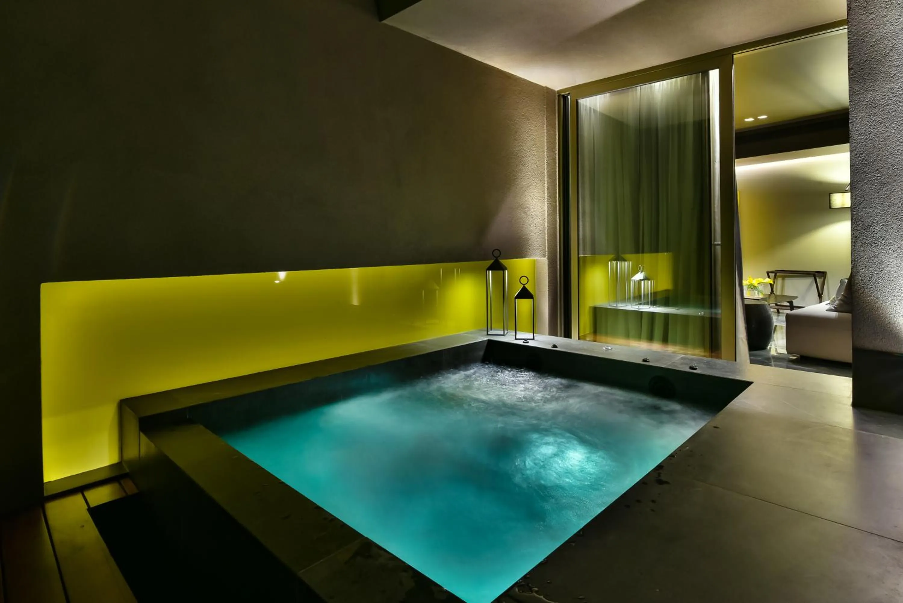 Hot Tub in Nikiou Suites Luxury Residence