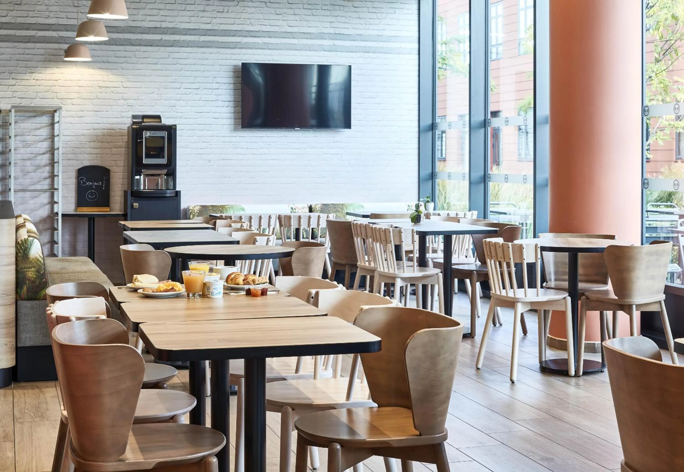 Restaurant/places to eat in B&B HOTEL Argenteuil