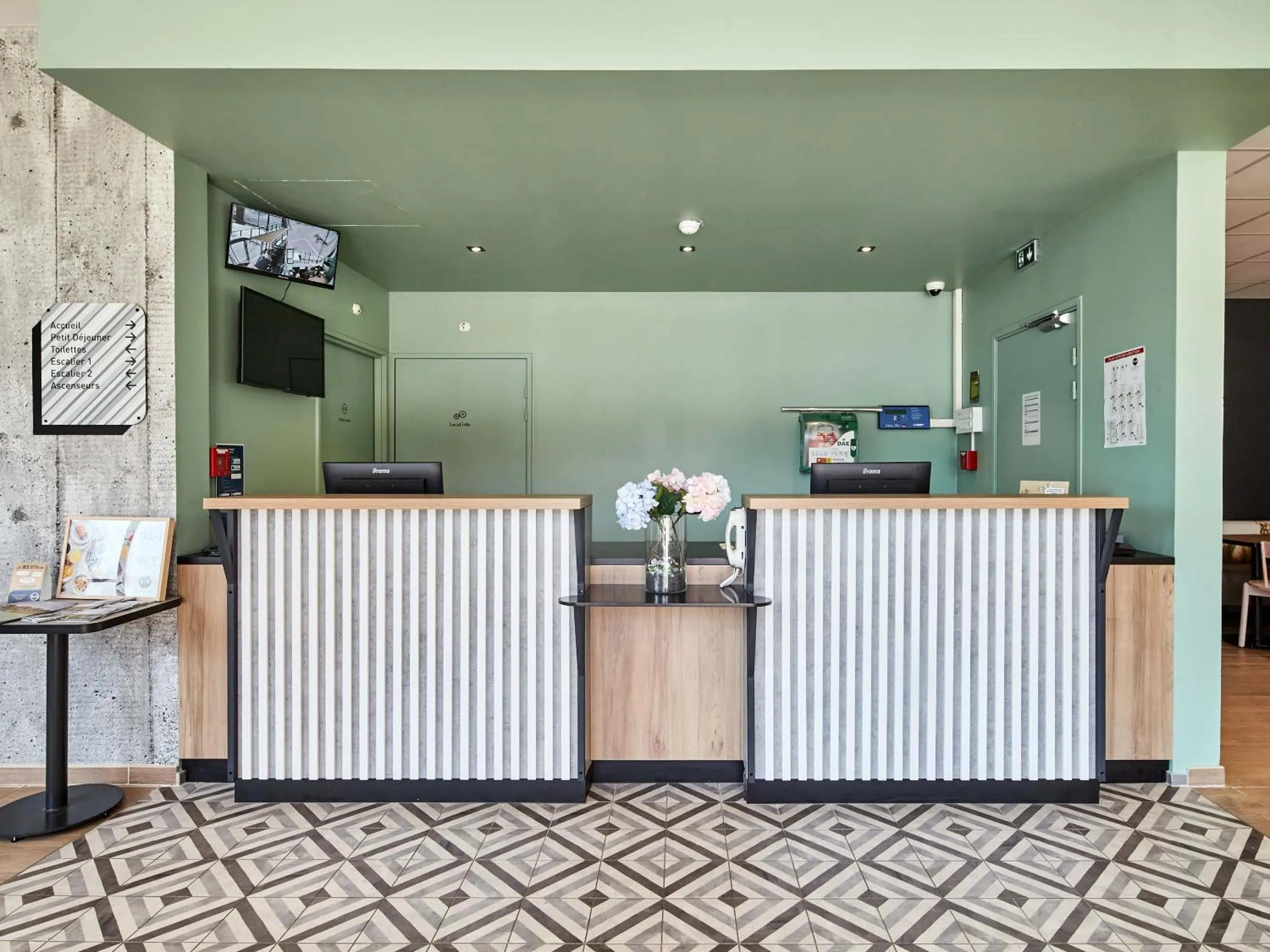 Lobby or reception in B&B HOTEL Argenteuil