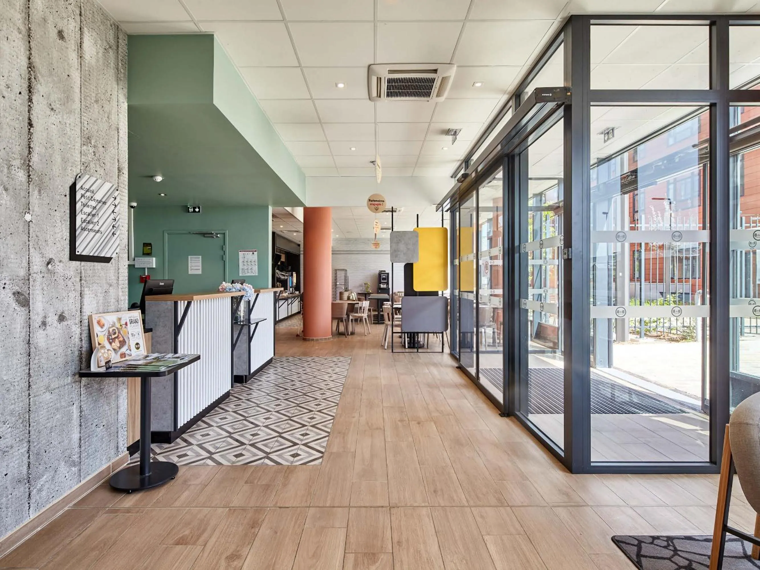 Lobby or reception in B&B HOTEL Argenteuil