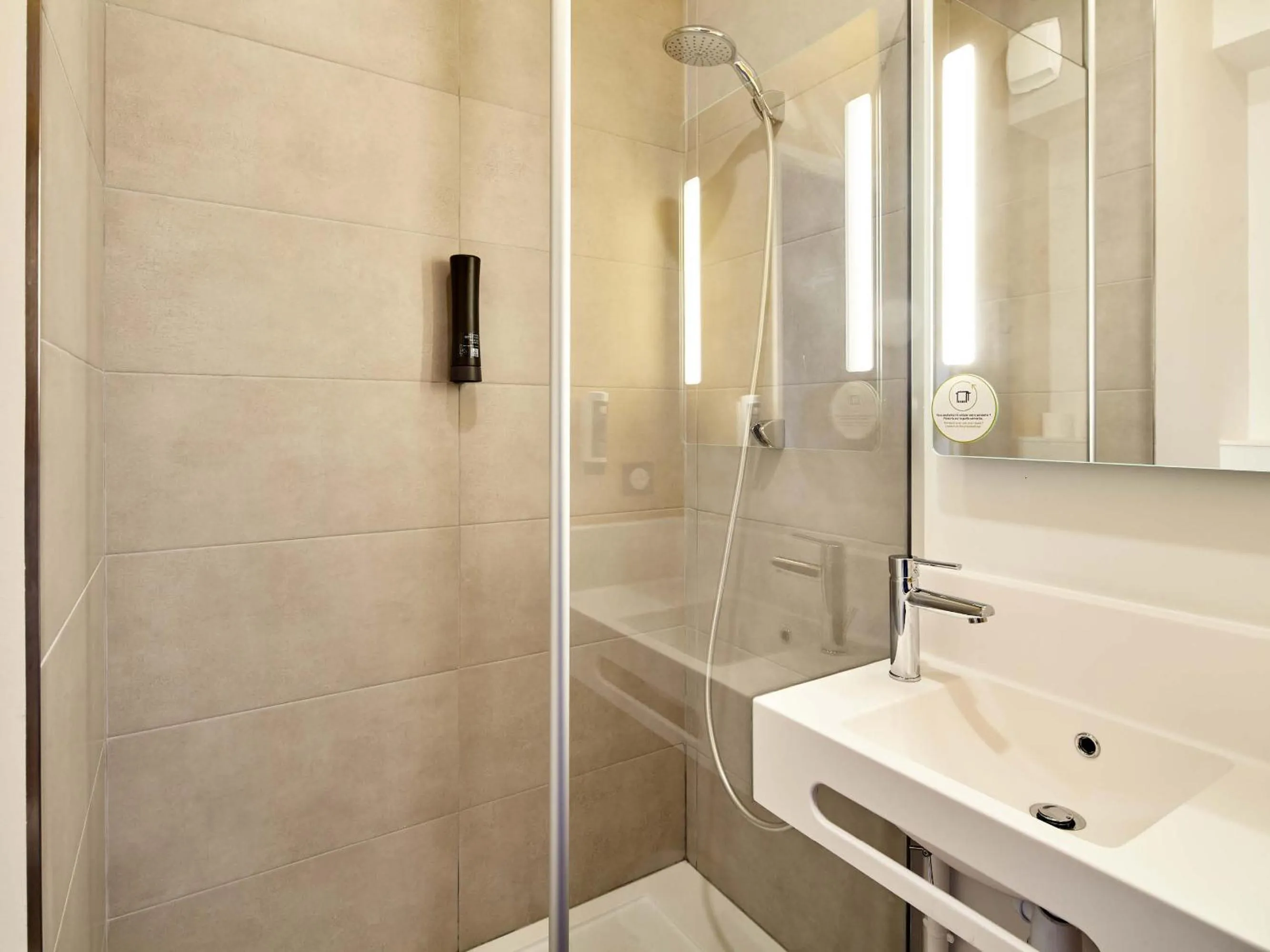 Bathroom in B&B HOTEL Argenteuil