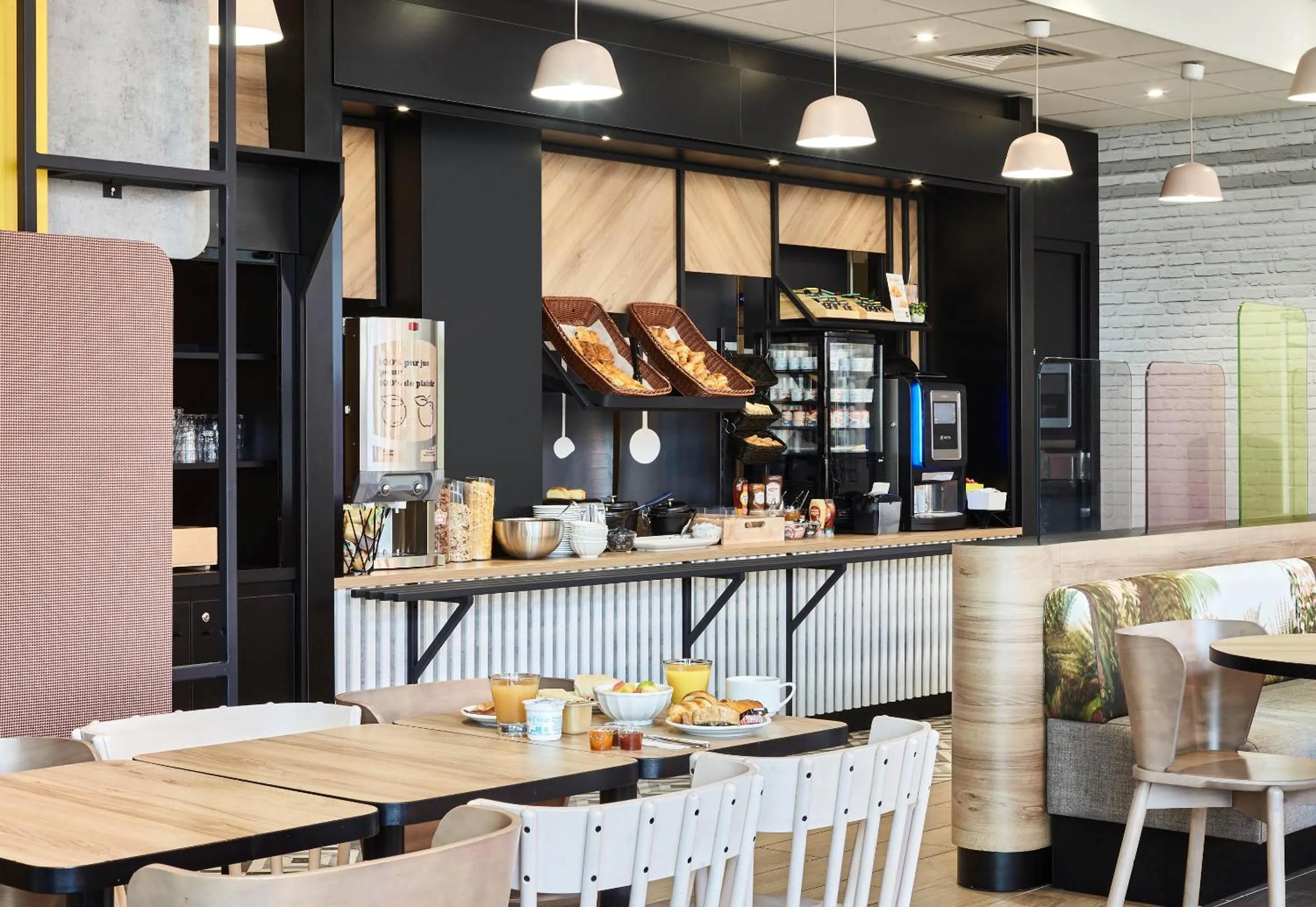 Restaurant/places to eat in B&B HOTEL Argenteuil