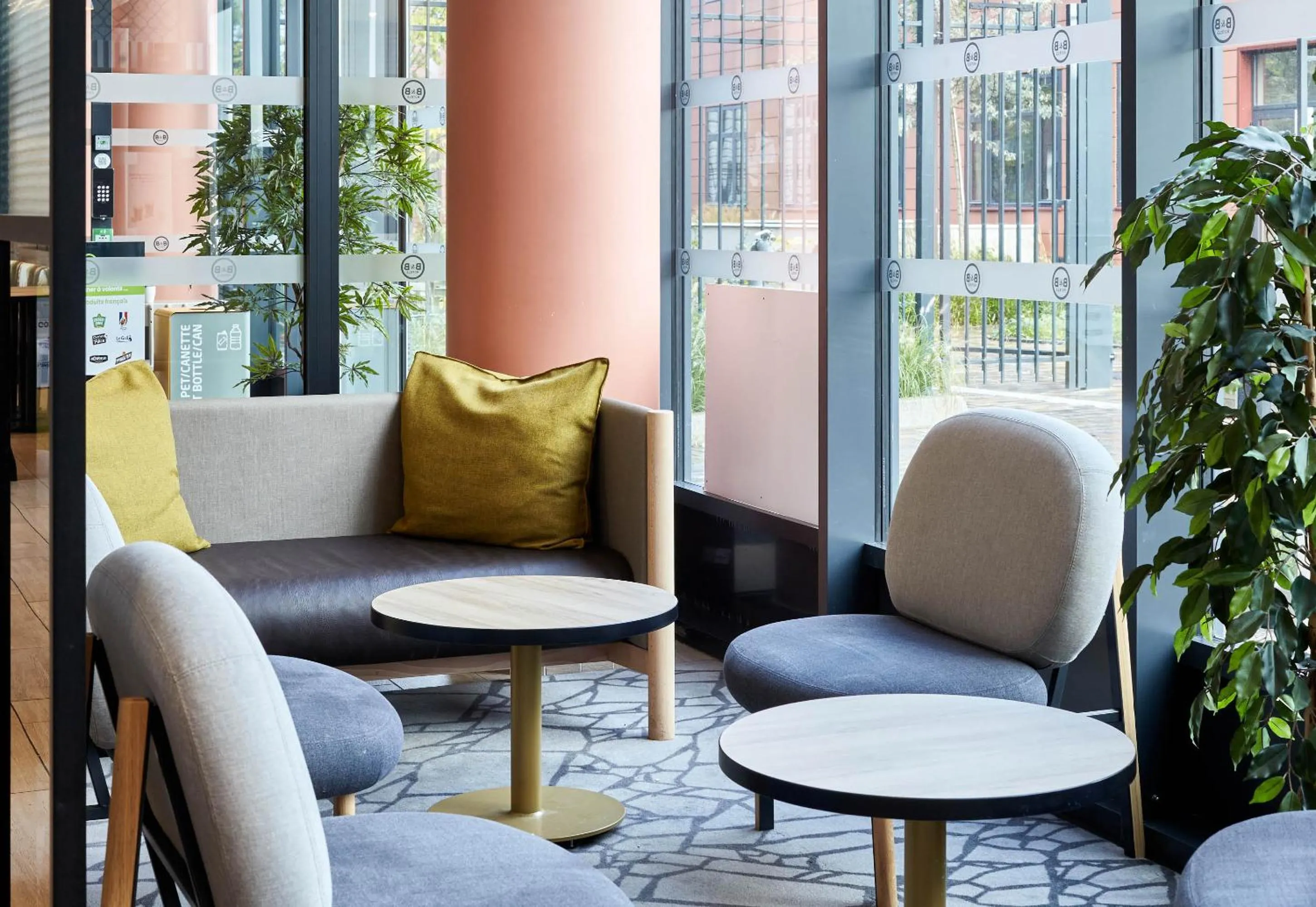 Seating area in B&B HOTEL Argenteuil