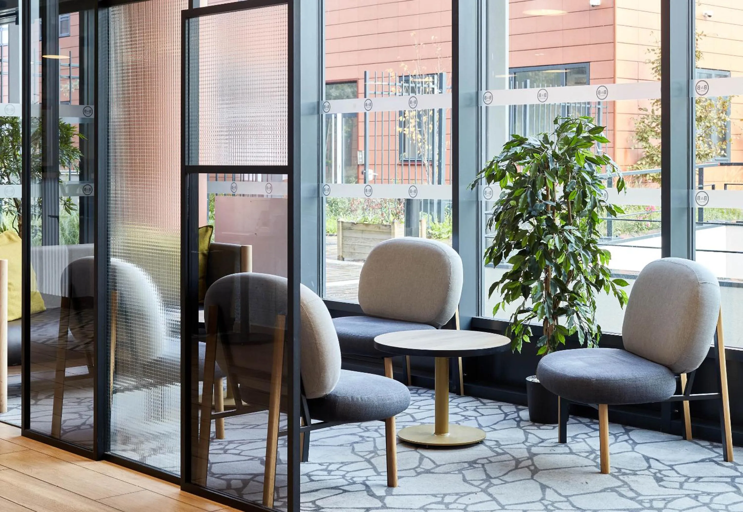 Seating area in B&B HOTEL Argenteuil