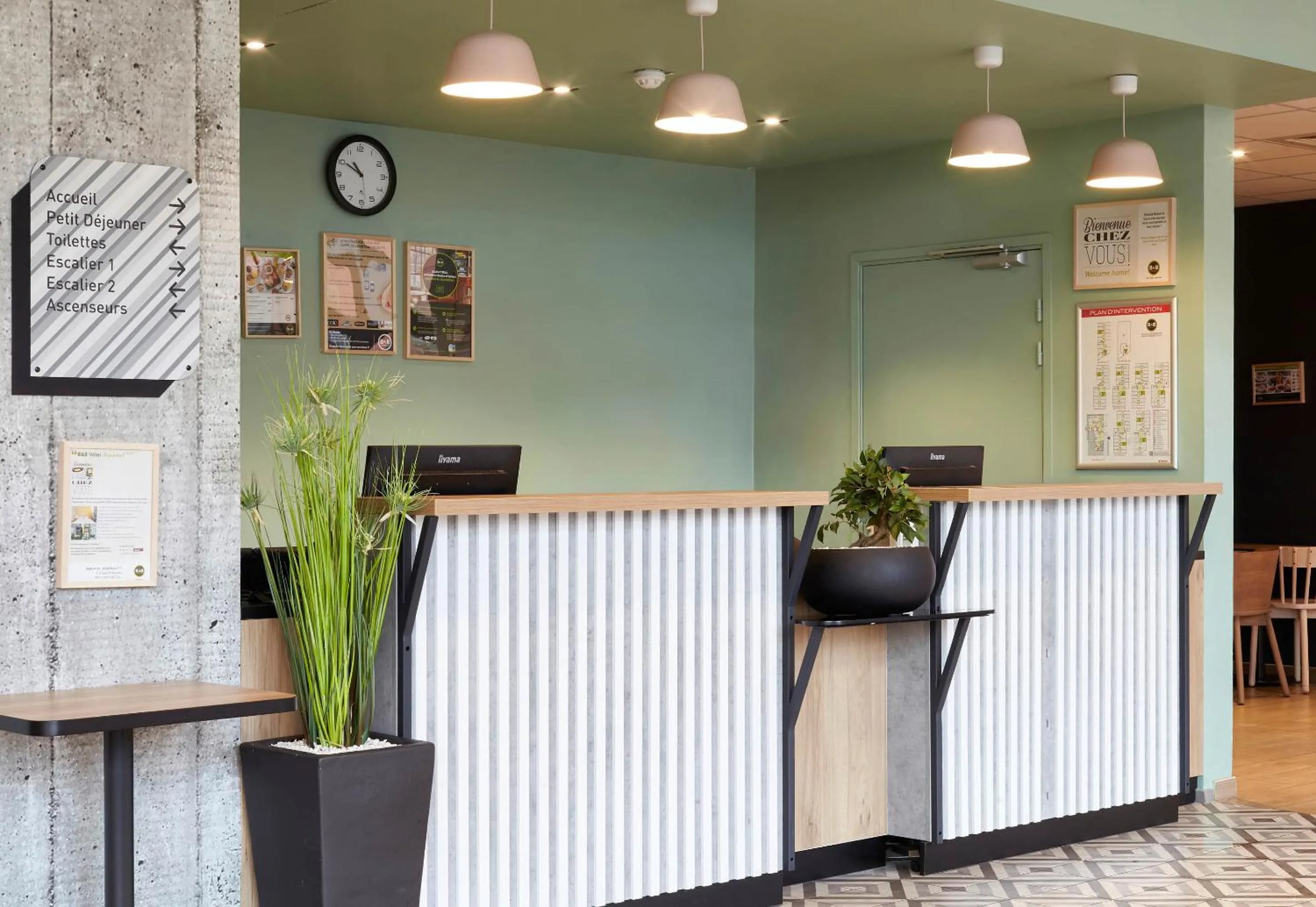 Lobby or reception in B&B HOTEL Argenteuil