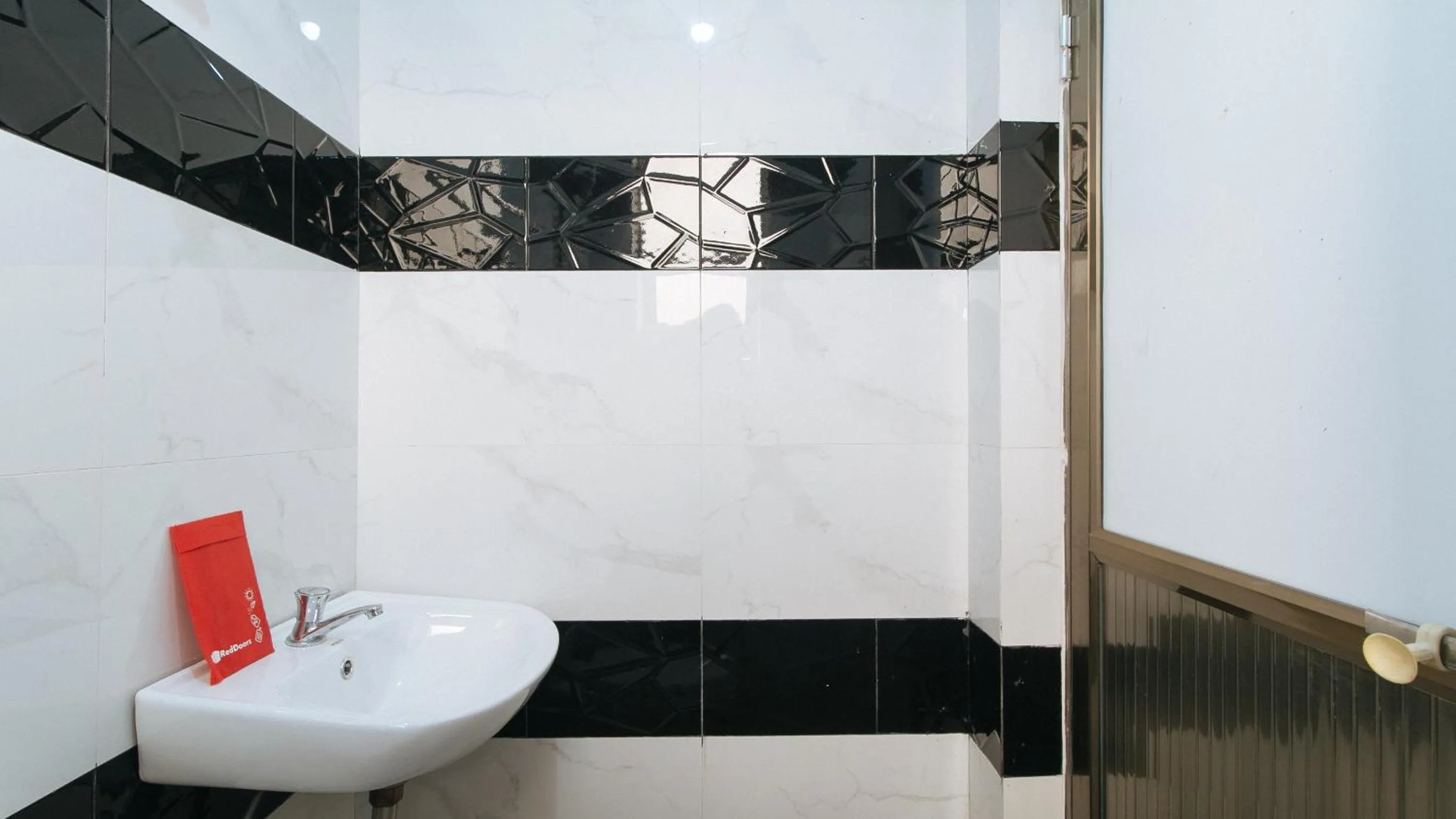 Bathroom in RedDoorz near LRT 2 Antipolo Station