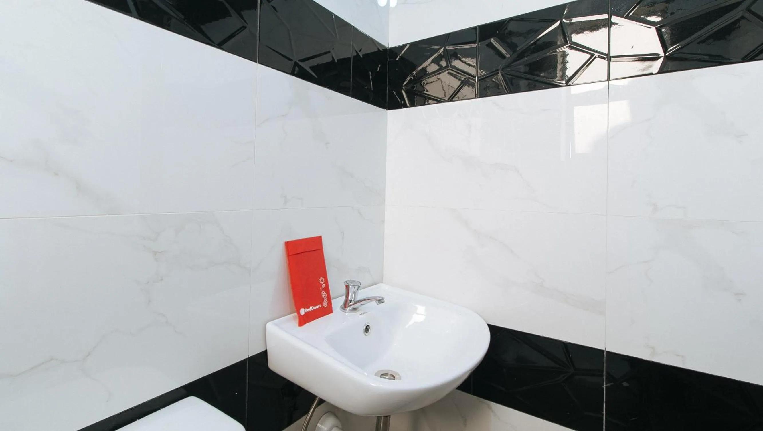 Bathroom in RedDoorz near LRT 2 Antipolo Station