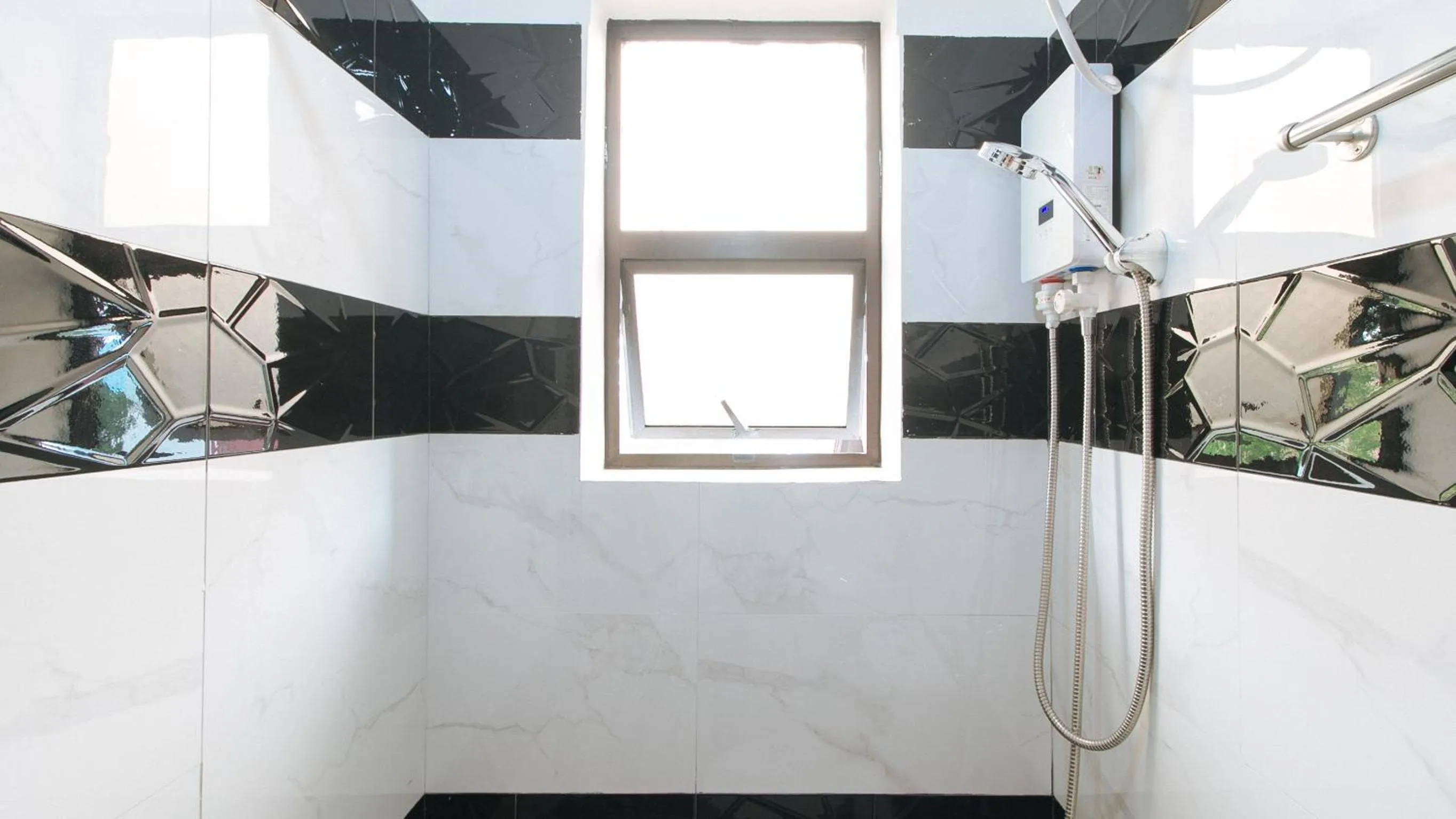 Shower in RedDoorz near LRT 2 Antipolo Station