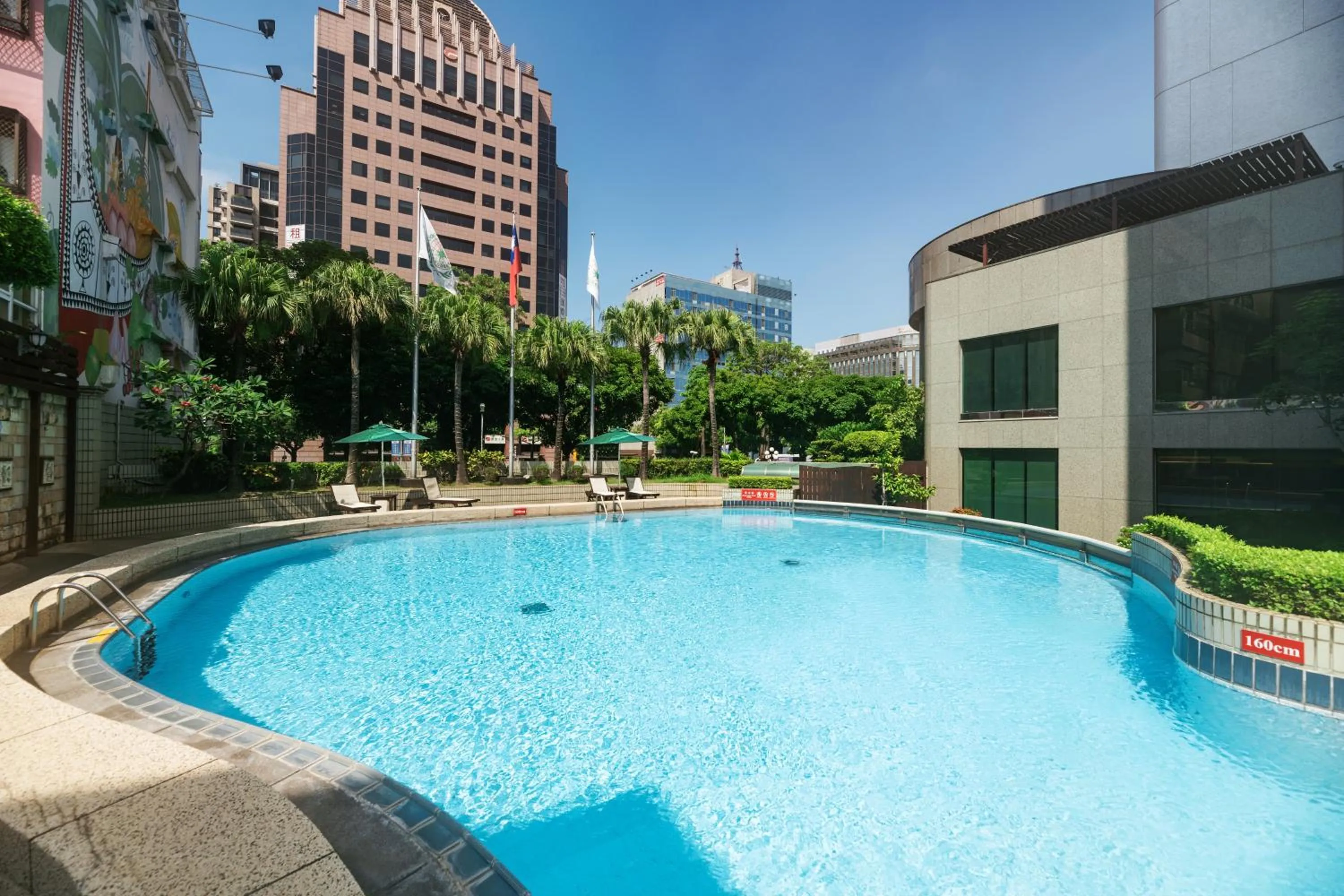 Swimming pool in Evergreen Laurel Hotel - Taichung