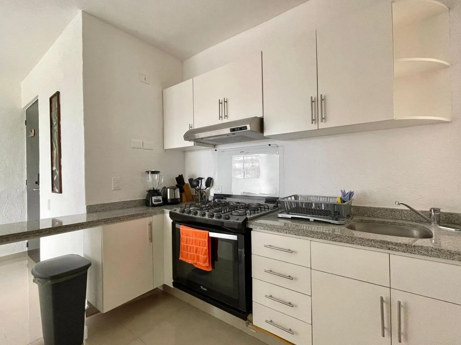 Kitchen or kitchenette in Yikal Suites by Andiani Travel