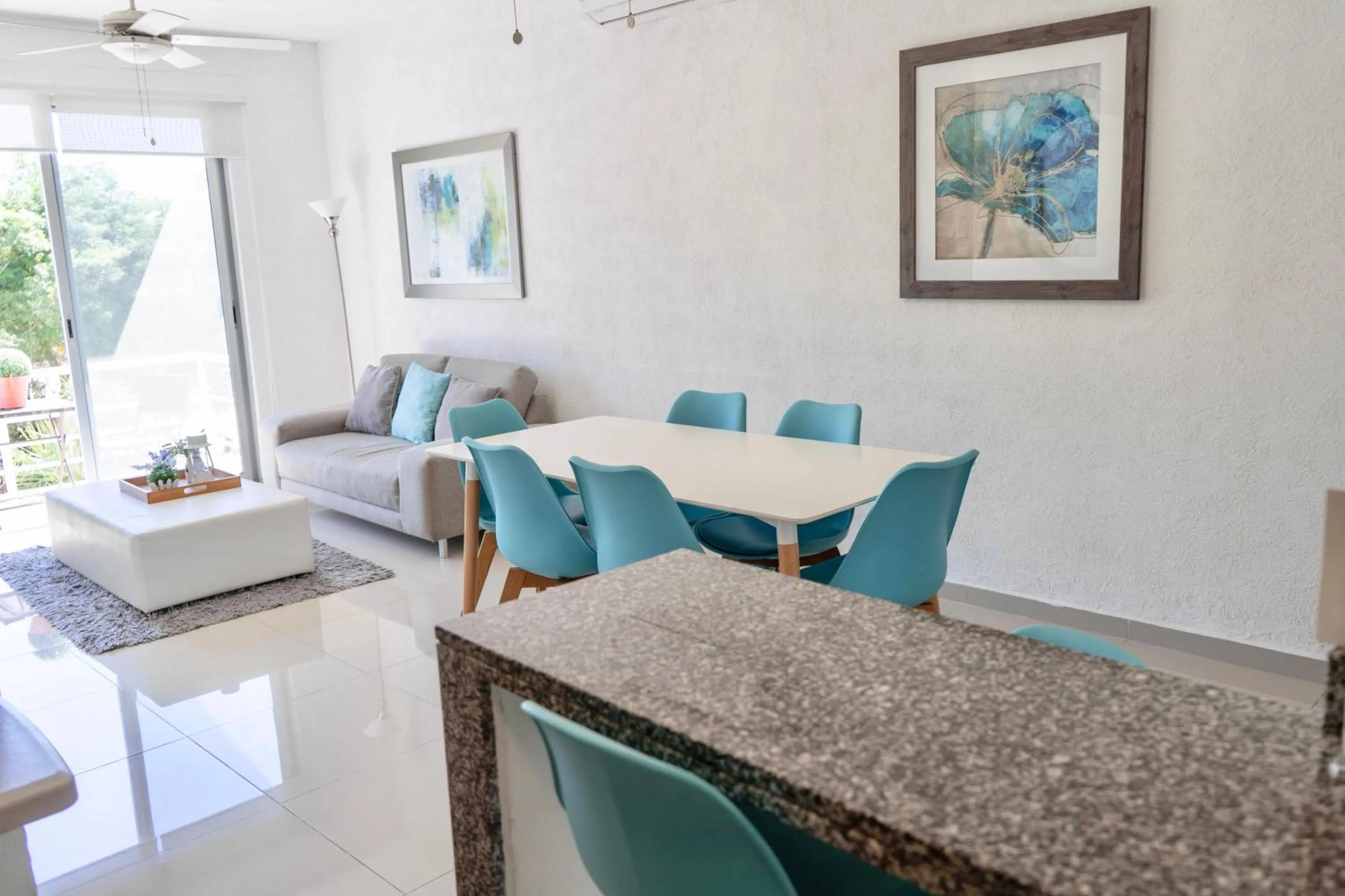 Living room in Yikal Suites by Andiani Travel