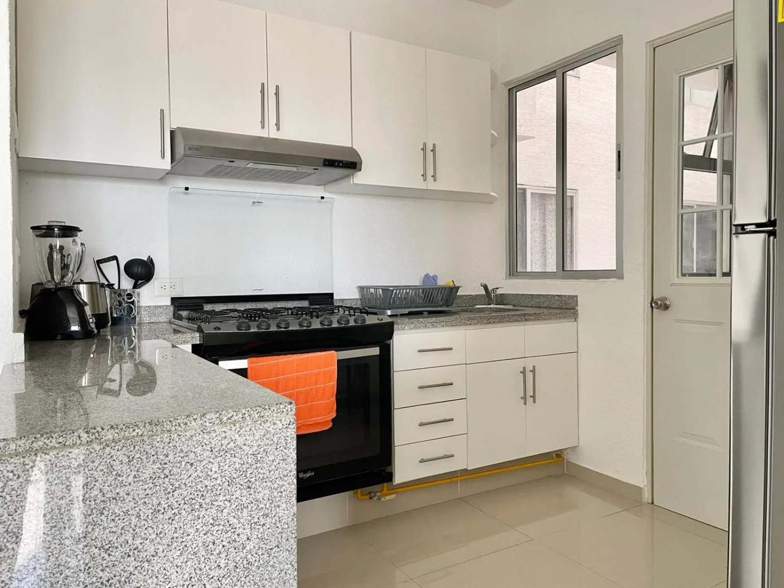 Kitchen or kitchenette in Yikal Suites by Andiani Travel