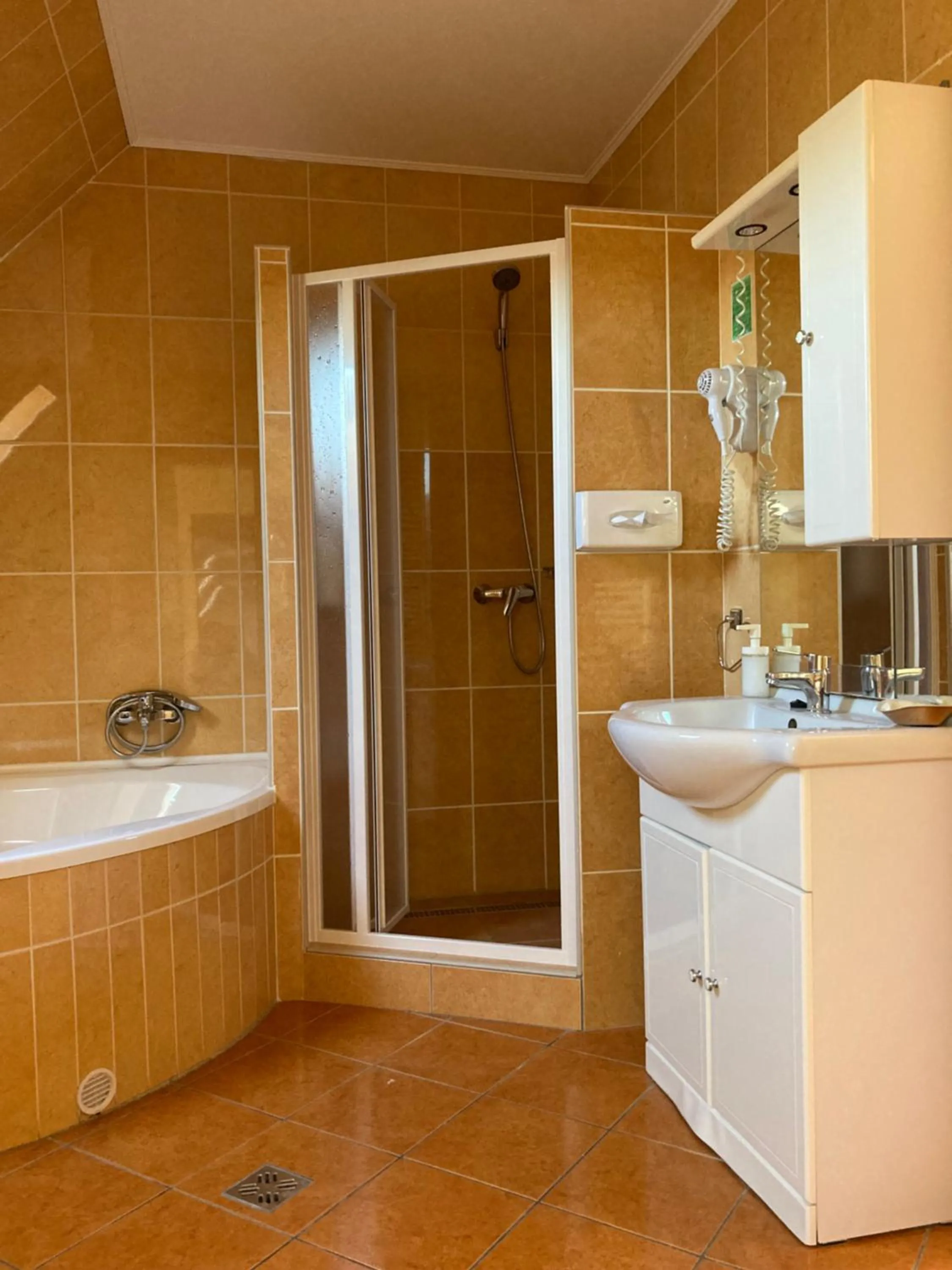 Bathroom in Hét Vezér Apartmanhotel