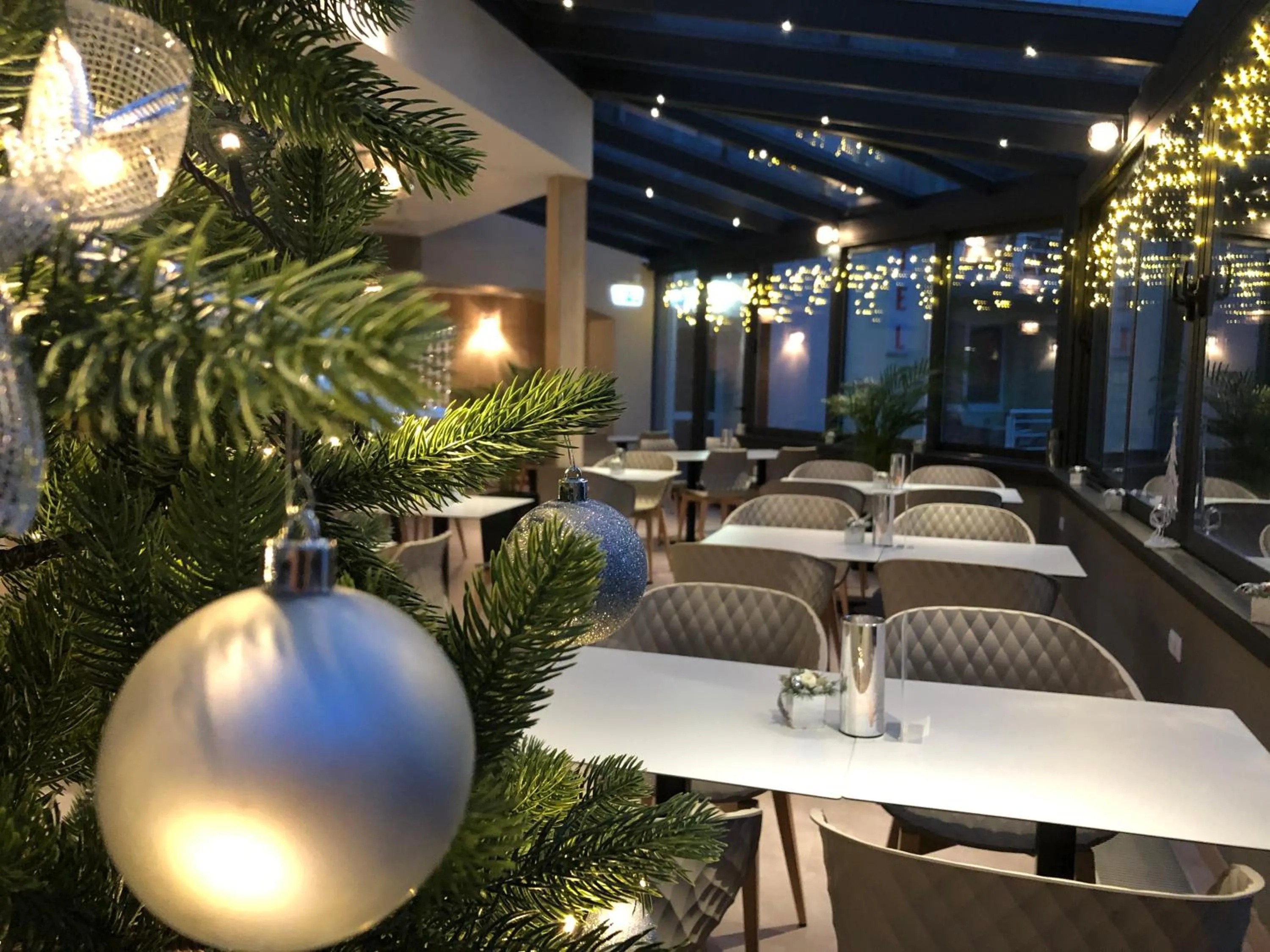 Lounge or bar in Hét Vezér Apartmanhotel