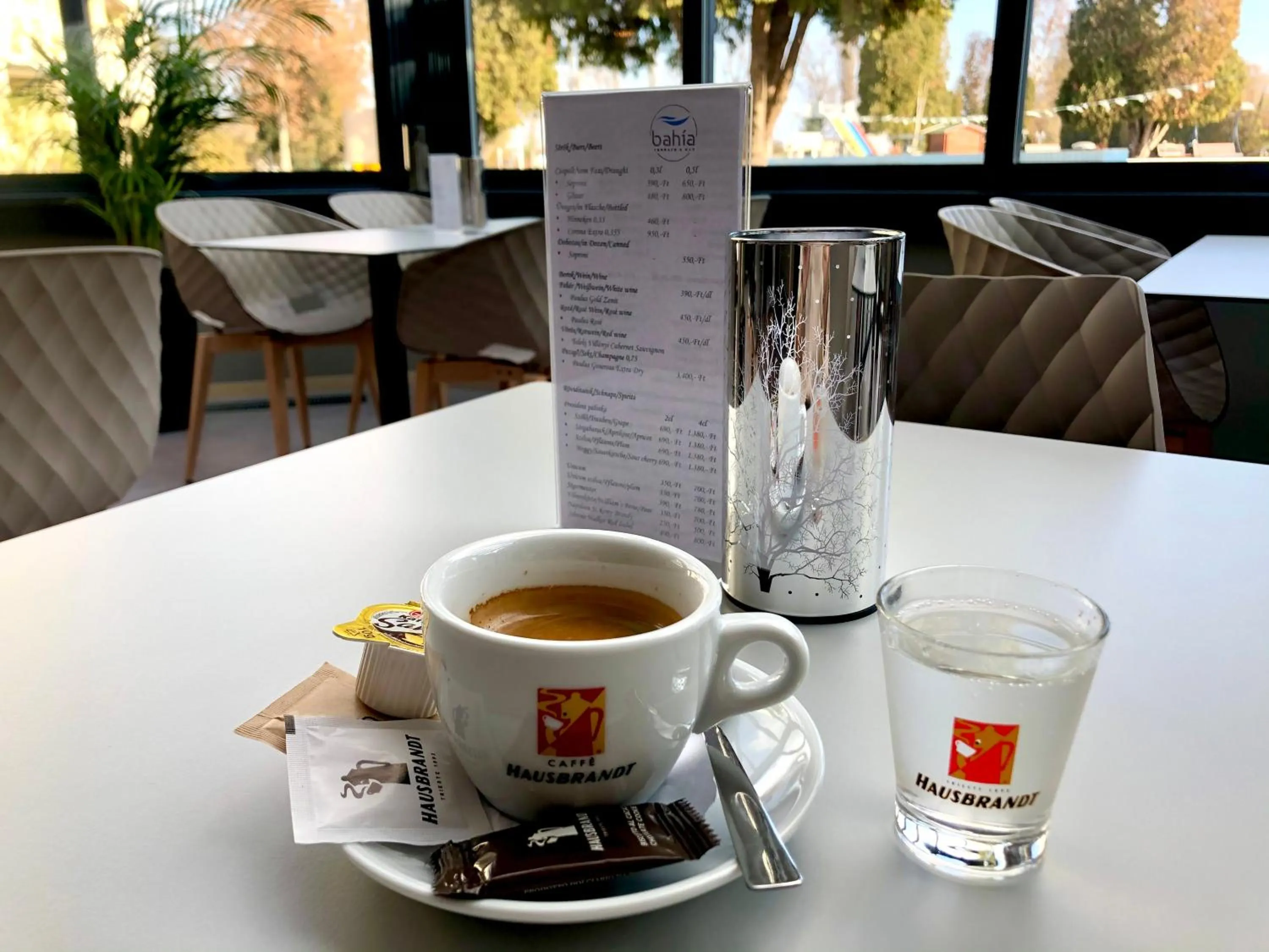 Lounge or bar in Hét Vezér Apartmanhotel