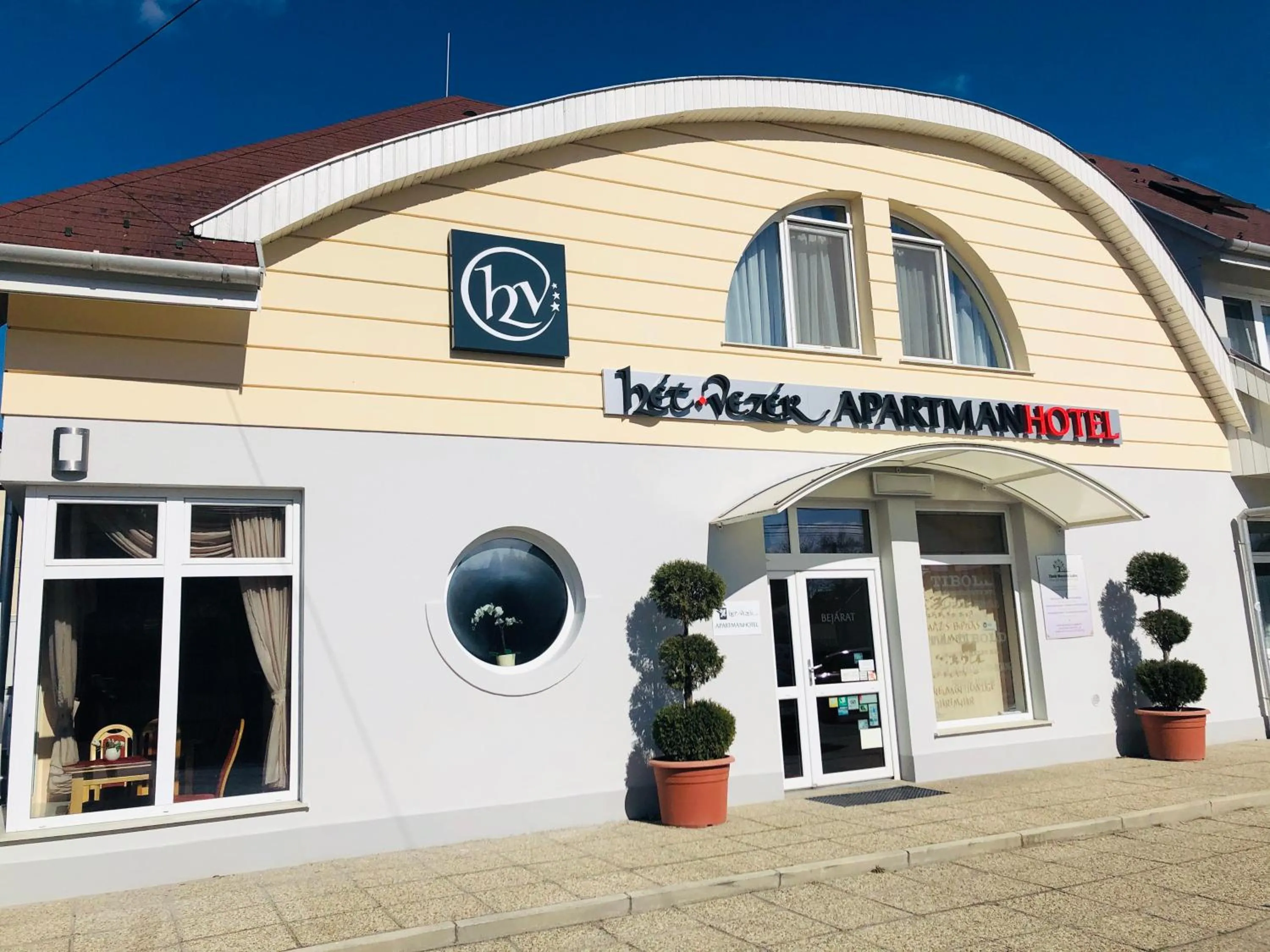 Facade/entrance in Hét Vezér Apartmanhotel