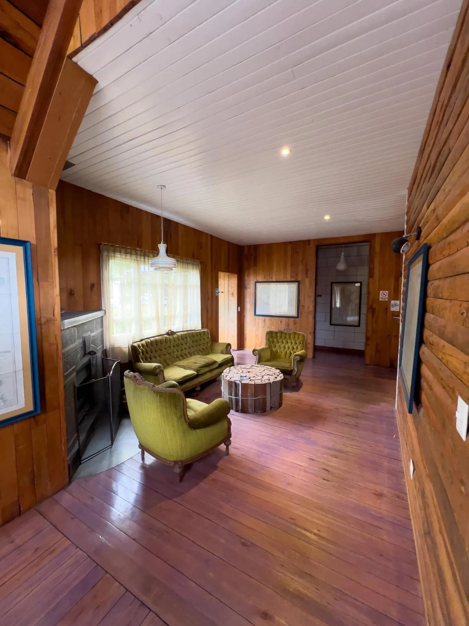 Communal lounge/ TV room in Wesley House Hosteria Boutique