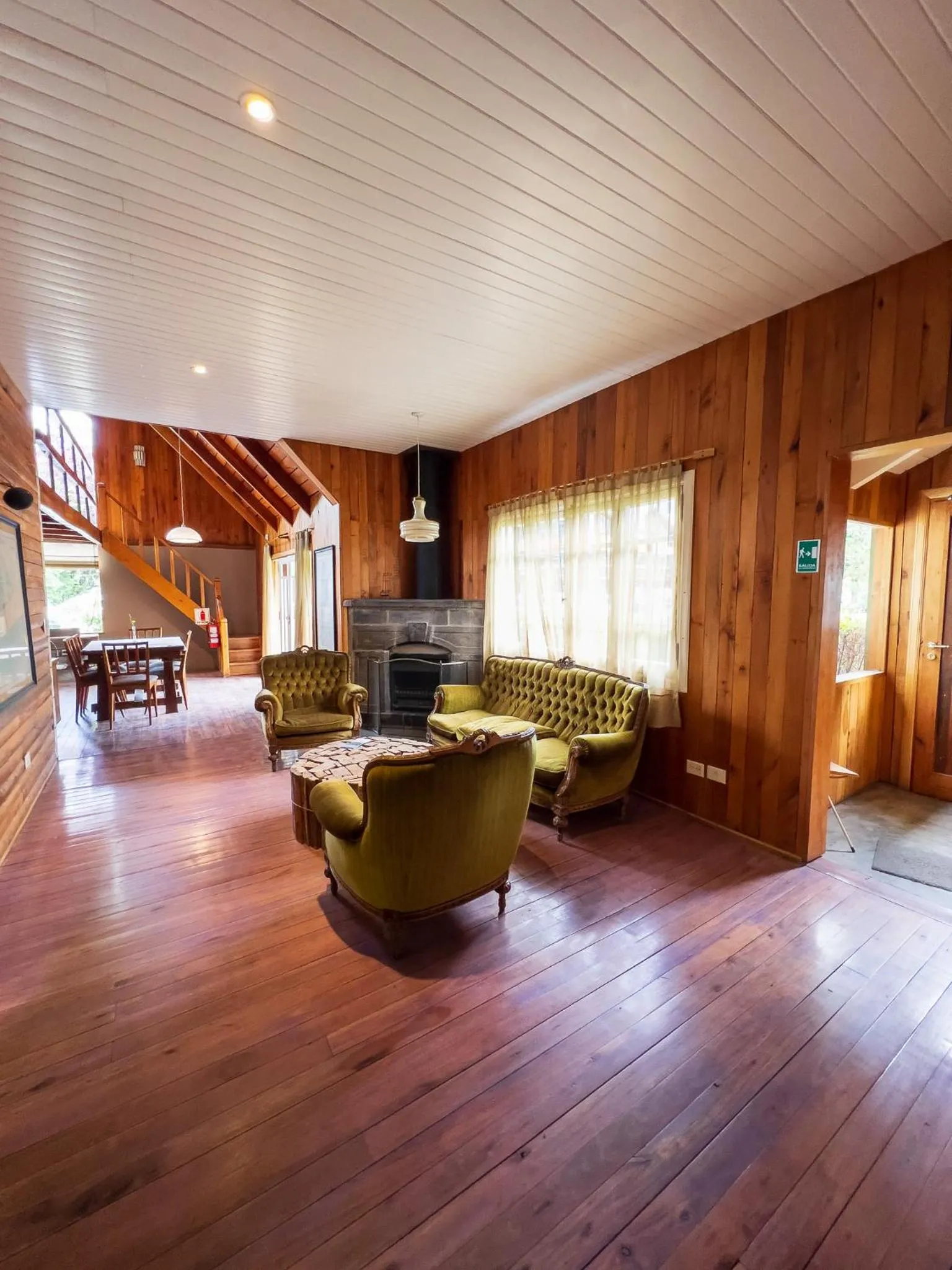 Communal lounge/ TV room in Wesley House Hosteria Boutique