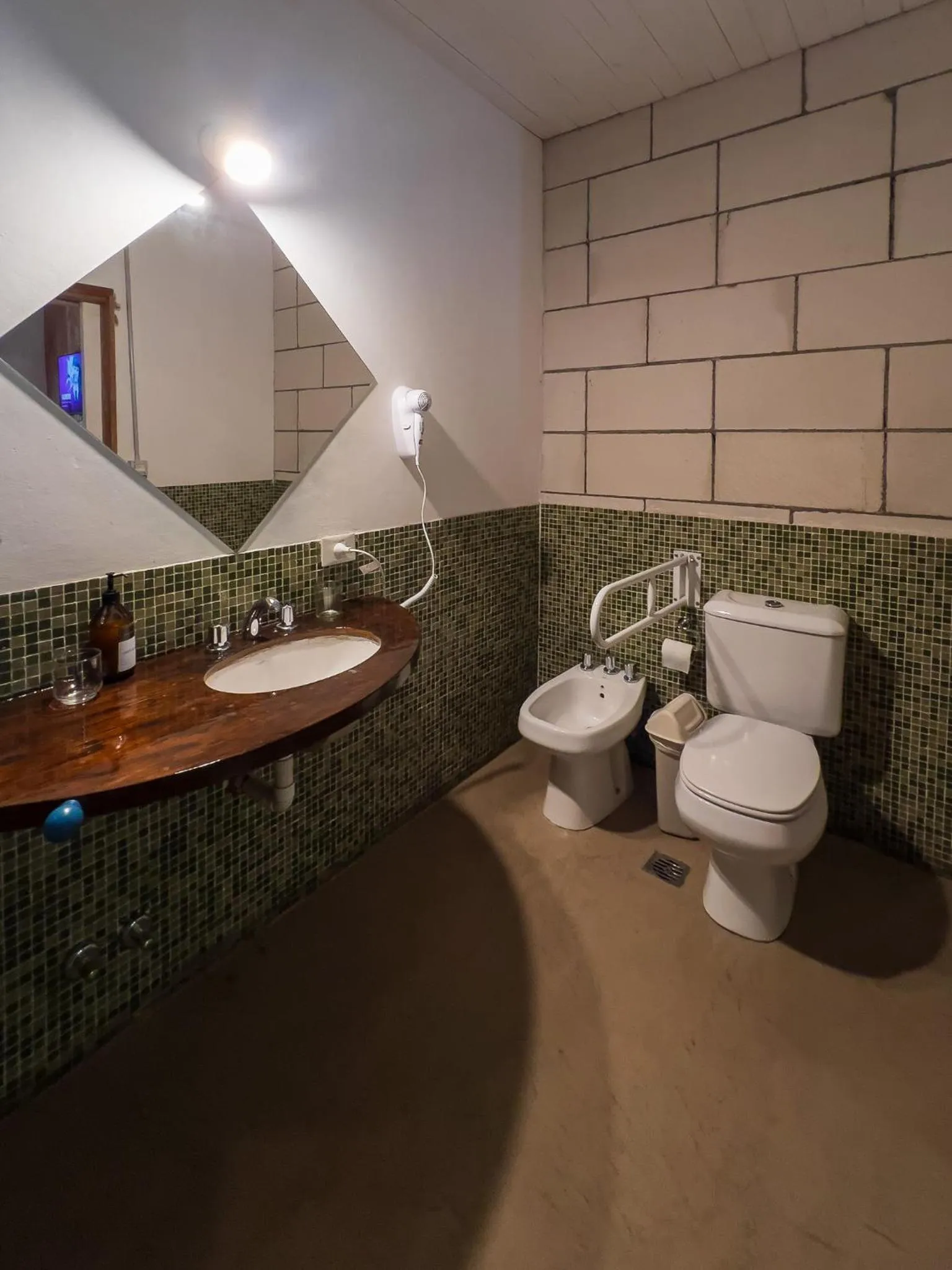 Toilet in Wesley House Hosteria Boutique